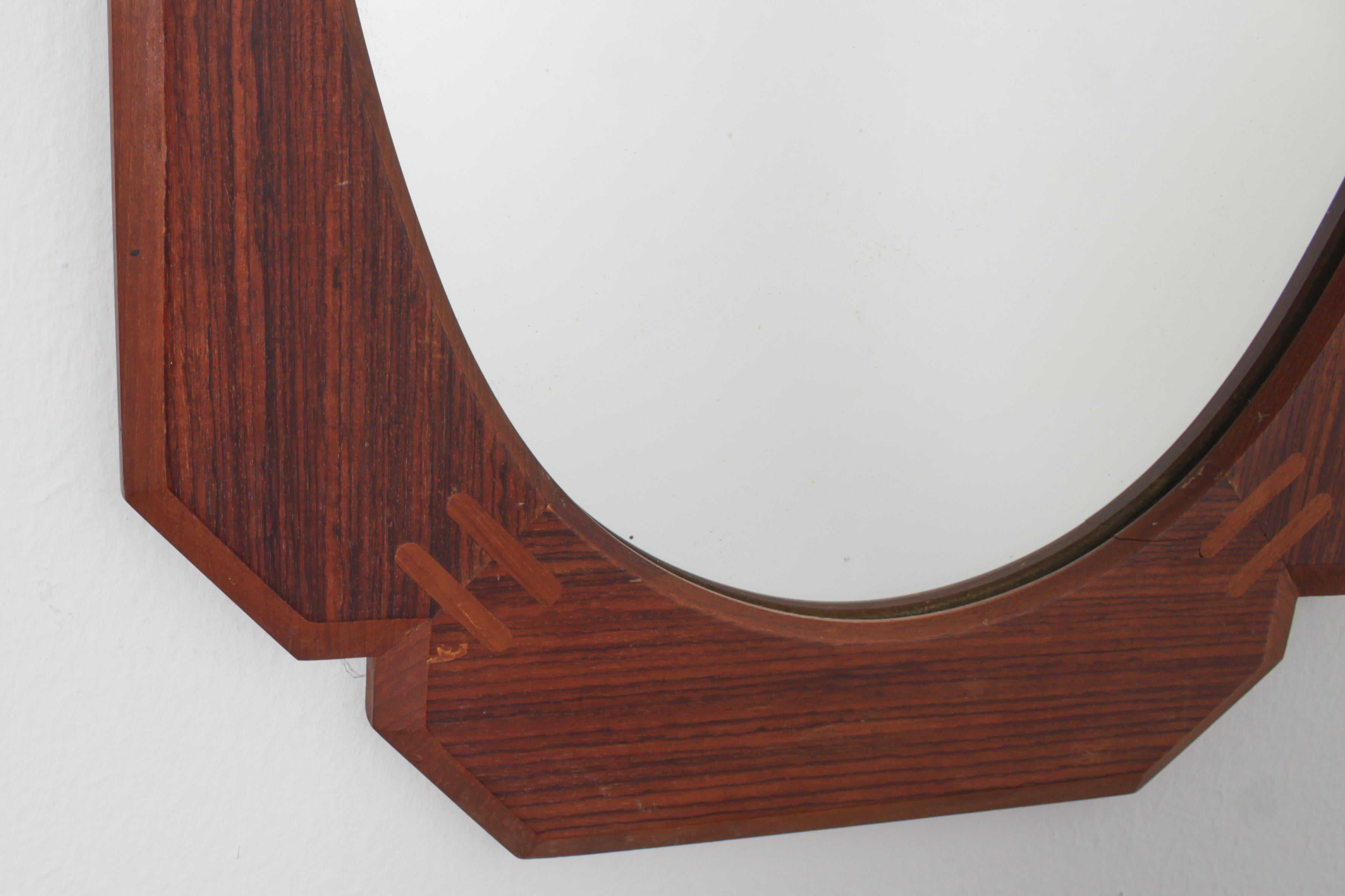 Specchio da parete ovale di metà secolo con cornice geometrica in legno, Italia anni '60 in vendita 1