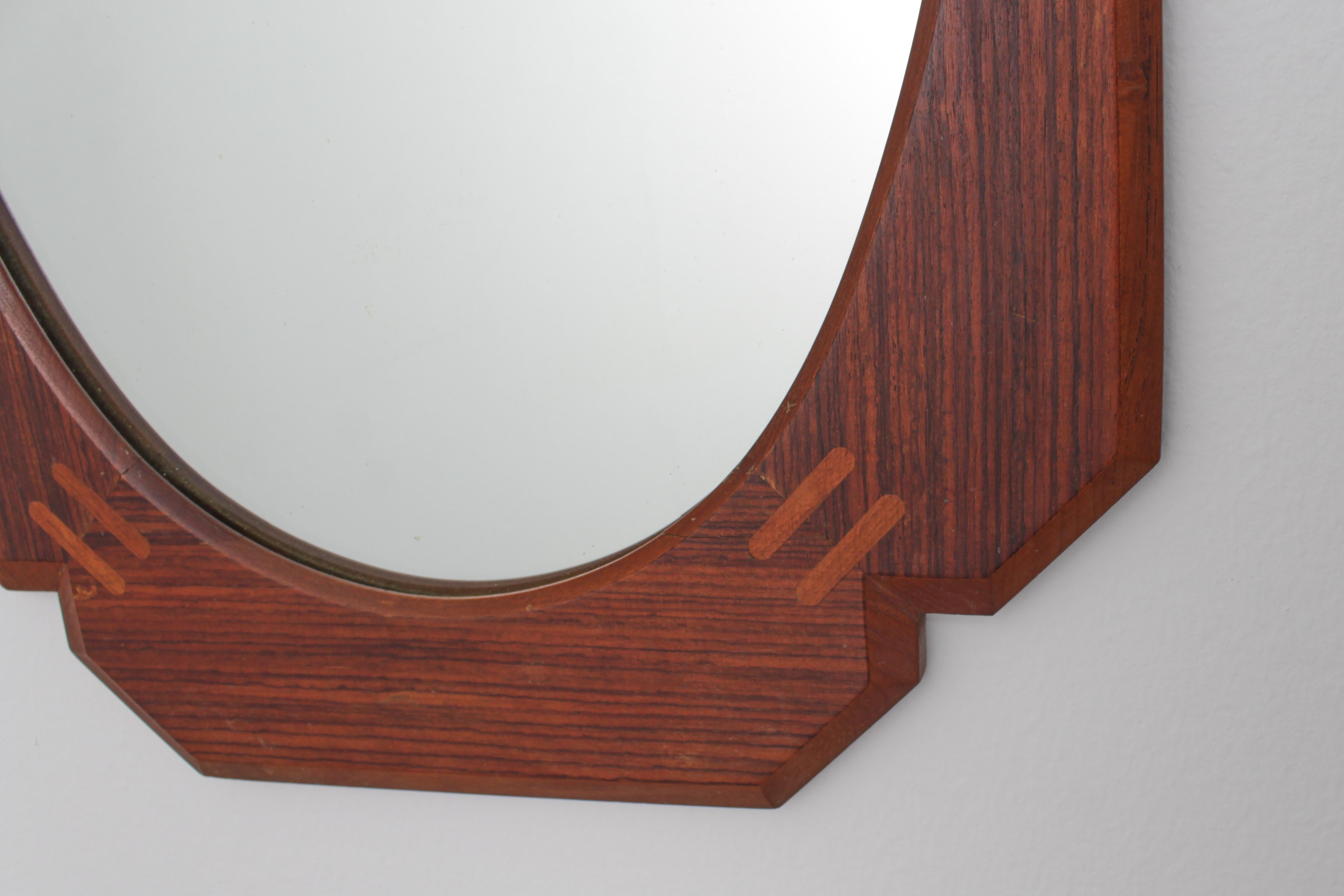 Specchio da parete ovale di metà secolo con cornice geometrica in legno, Italia anni '60 in vendita 2
