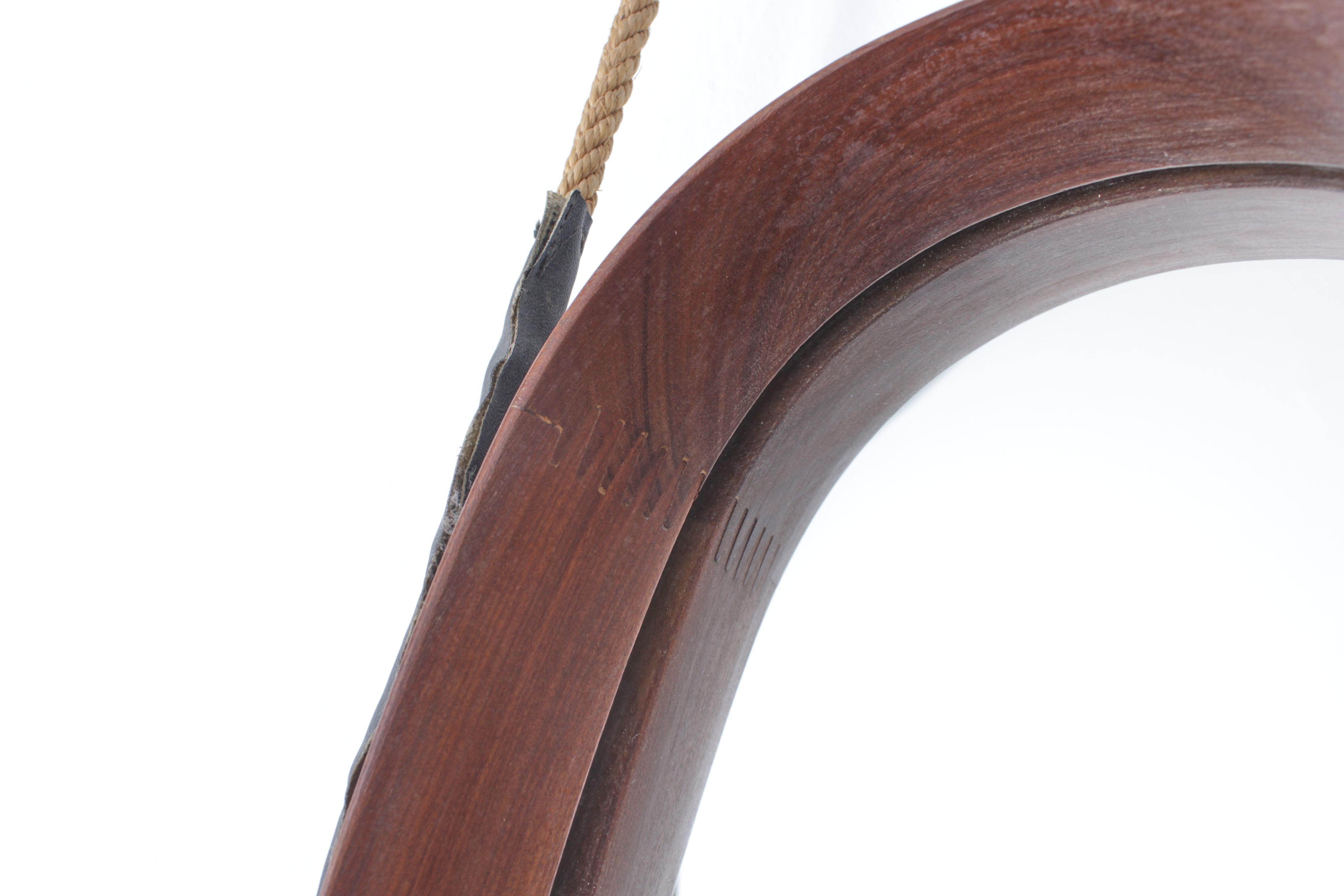 Specchio da parete ovale di metà secolo con cornice in teak, Italia anni '60 in vendita 9