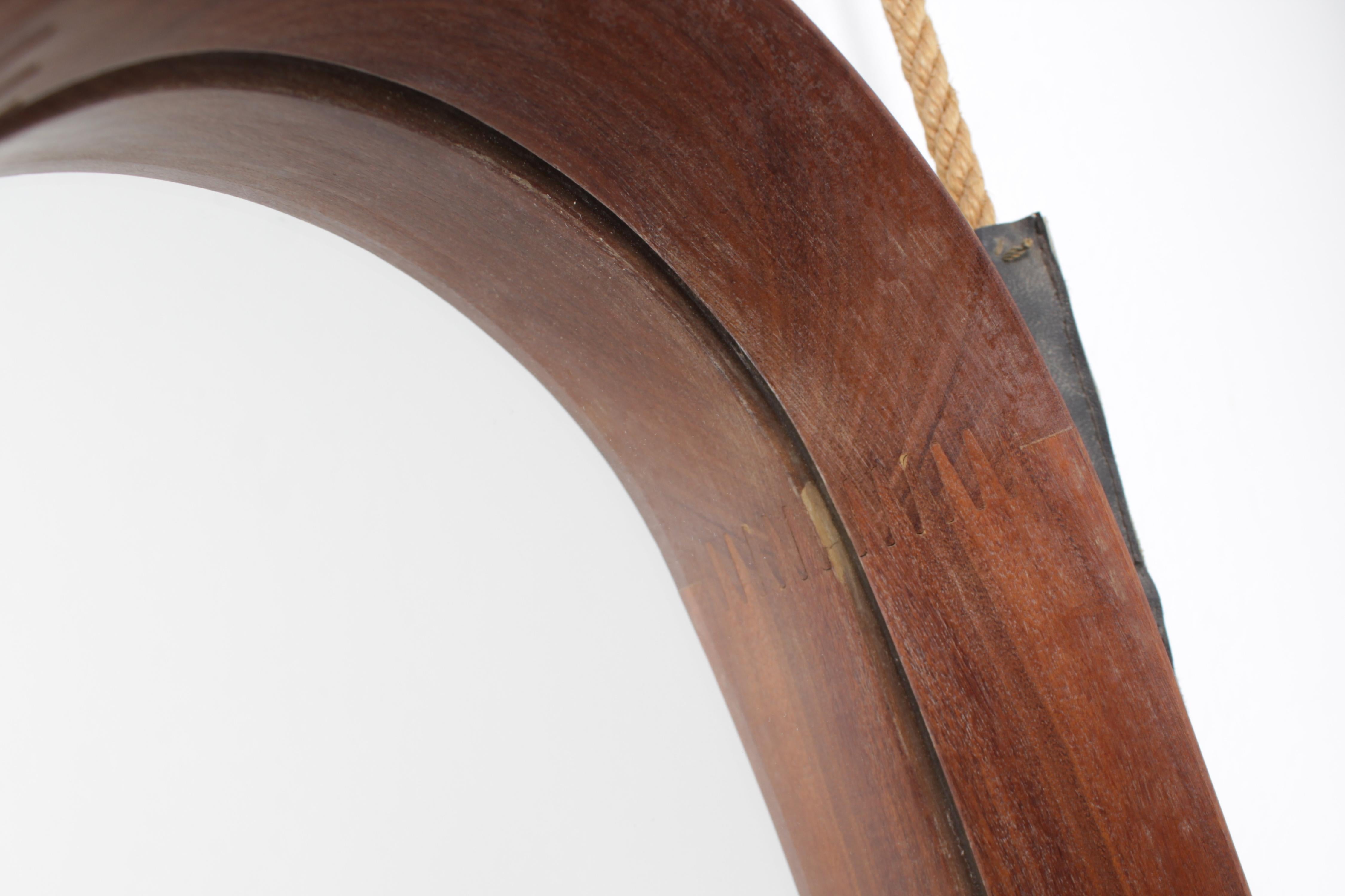 Specchio da parete ovale di metà secolo con cornice in teak, Italia anni '60 in vendita 10