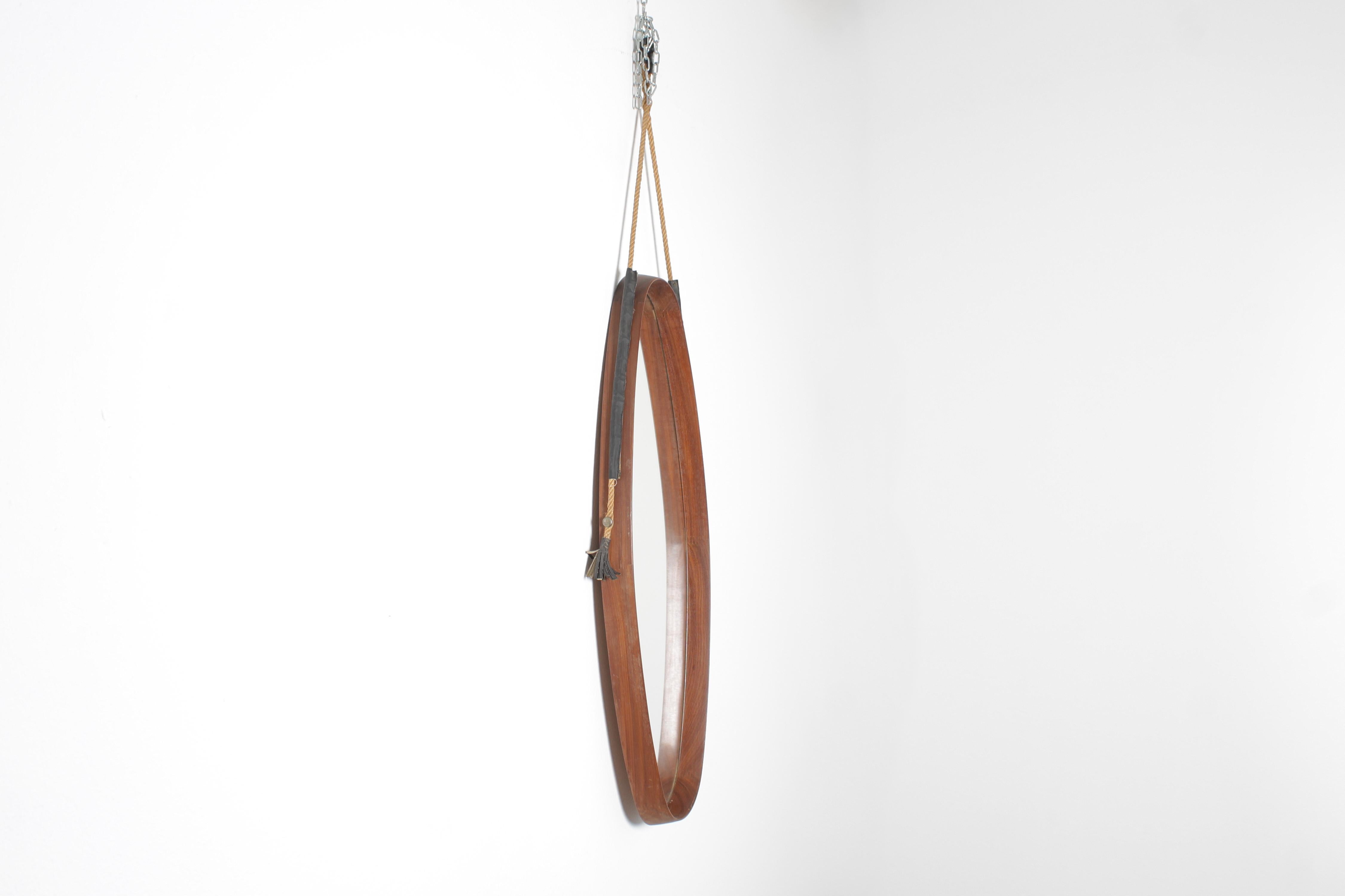 Mid-Century moderno Specchio da parete ovale di metà secolo con cornice in teak, Italia anni '60 in vendita
