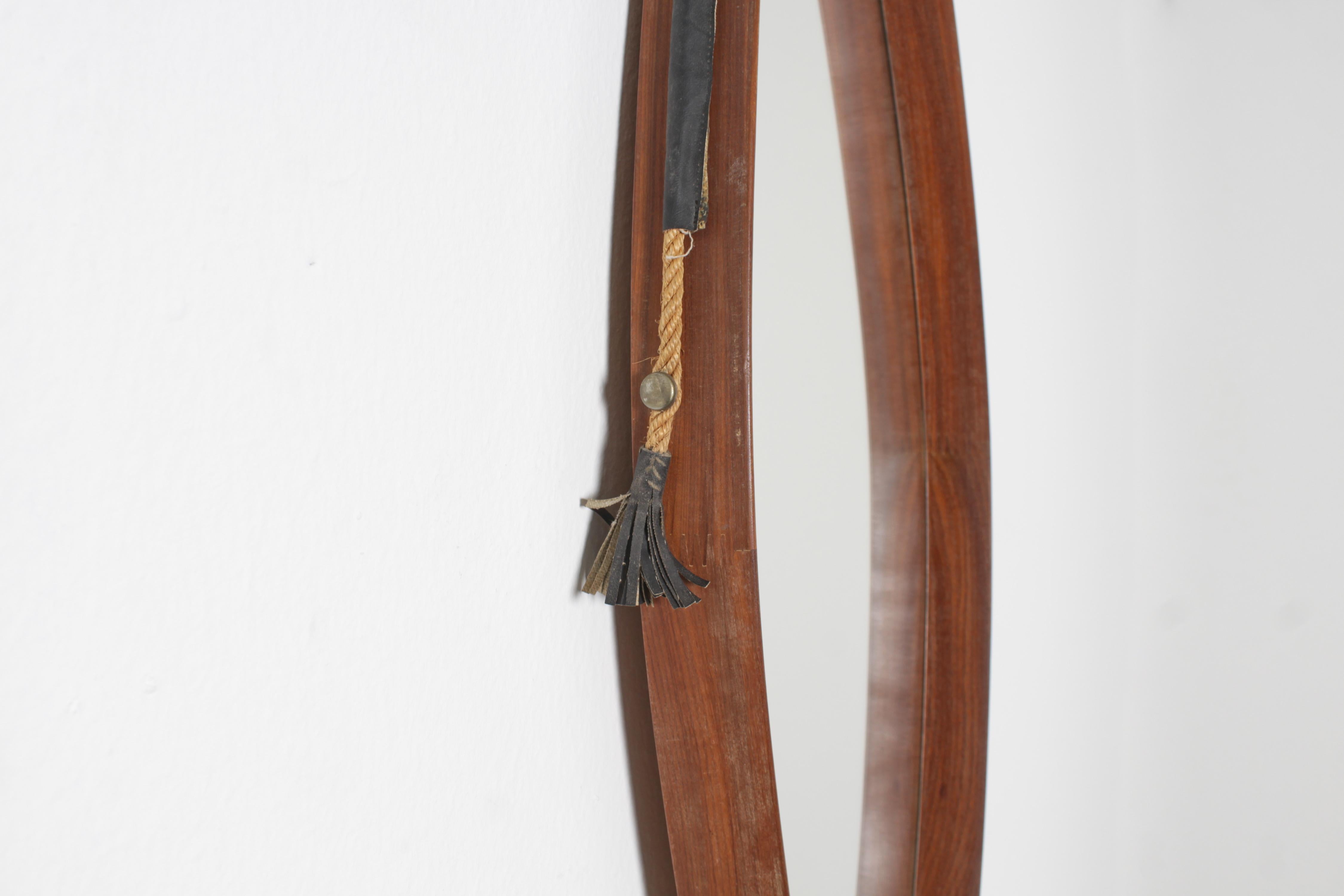 Italiano Specchio da parete ovale di metà secolo con cornice in teak, Italia anni '60 in vendita