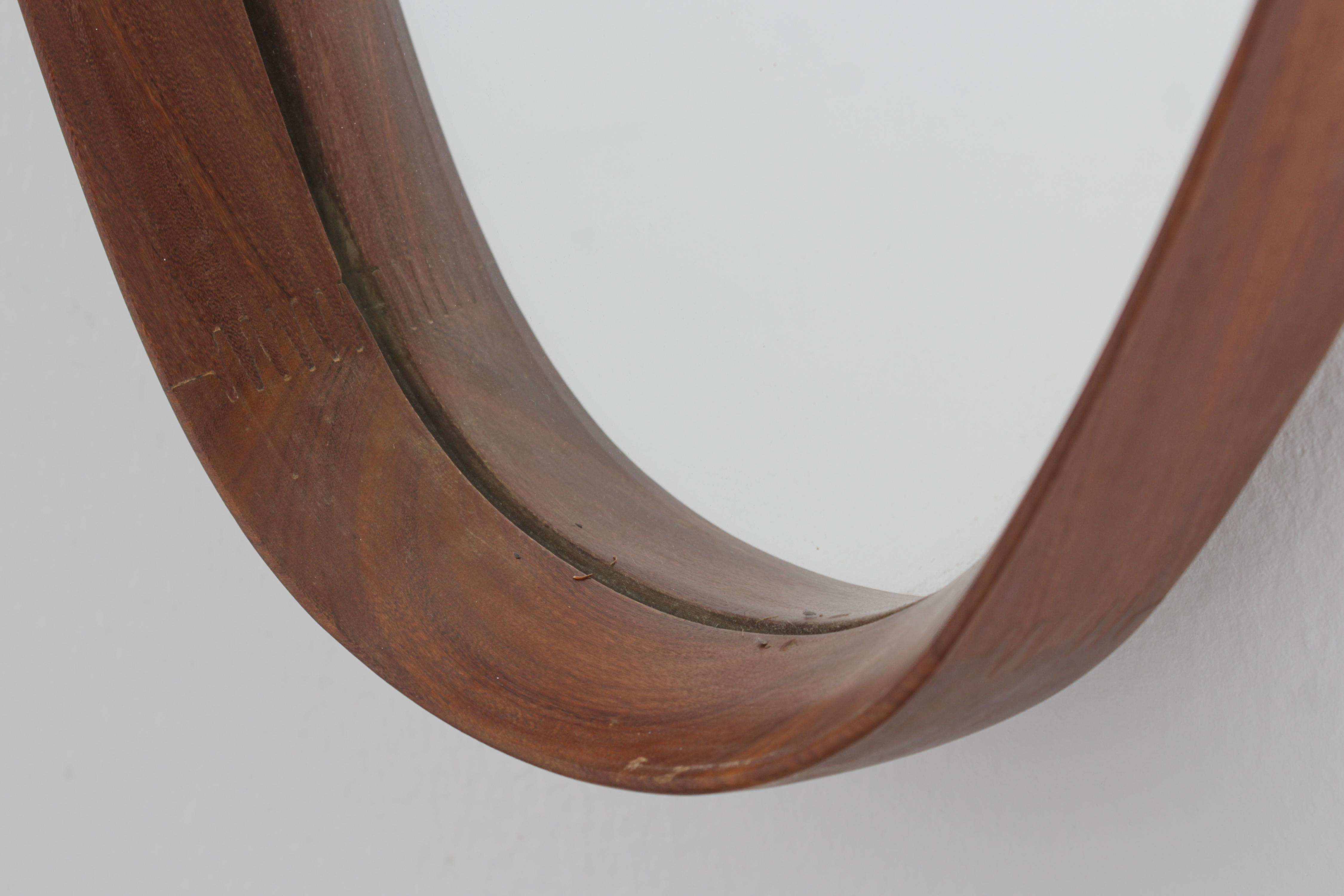 Specchio da parete ovale di metà secolo con cornice in teak, Italia anni '60 in vendita 3