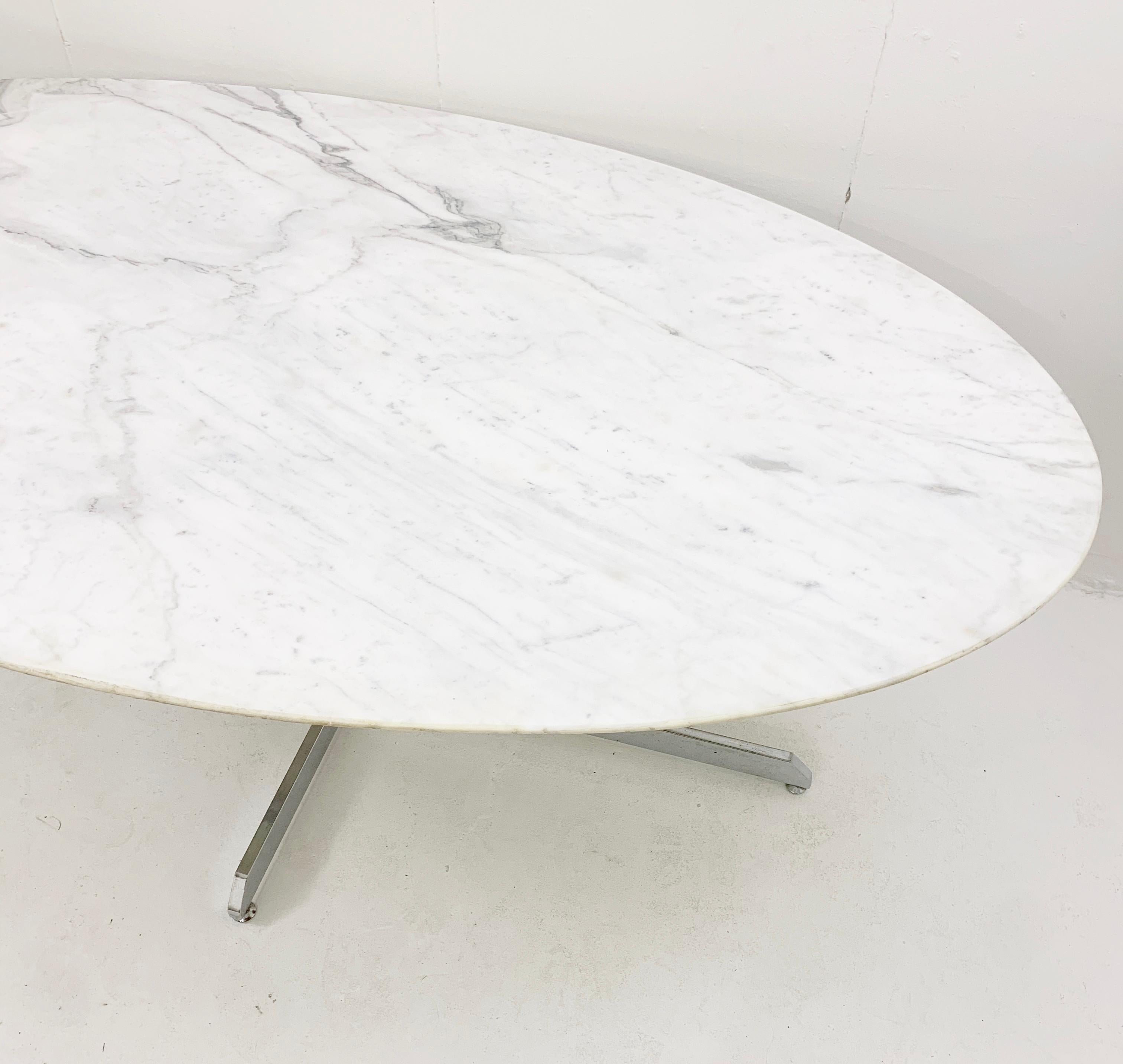 Mid-century oval with marble top and chromed metal feet dining table by Knoll - 1960s.