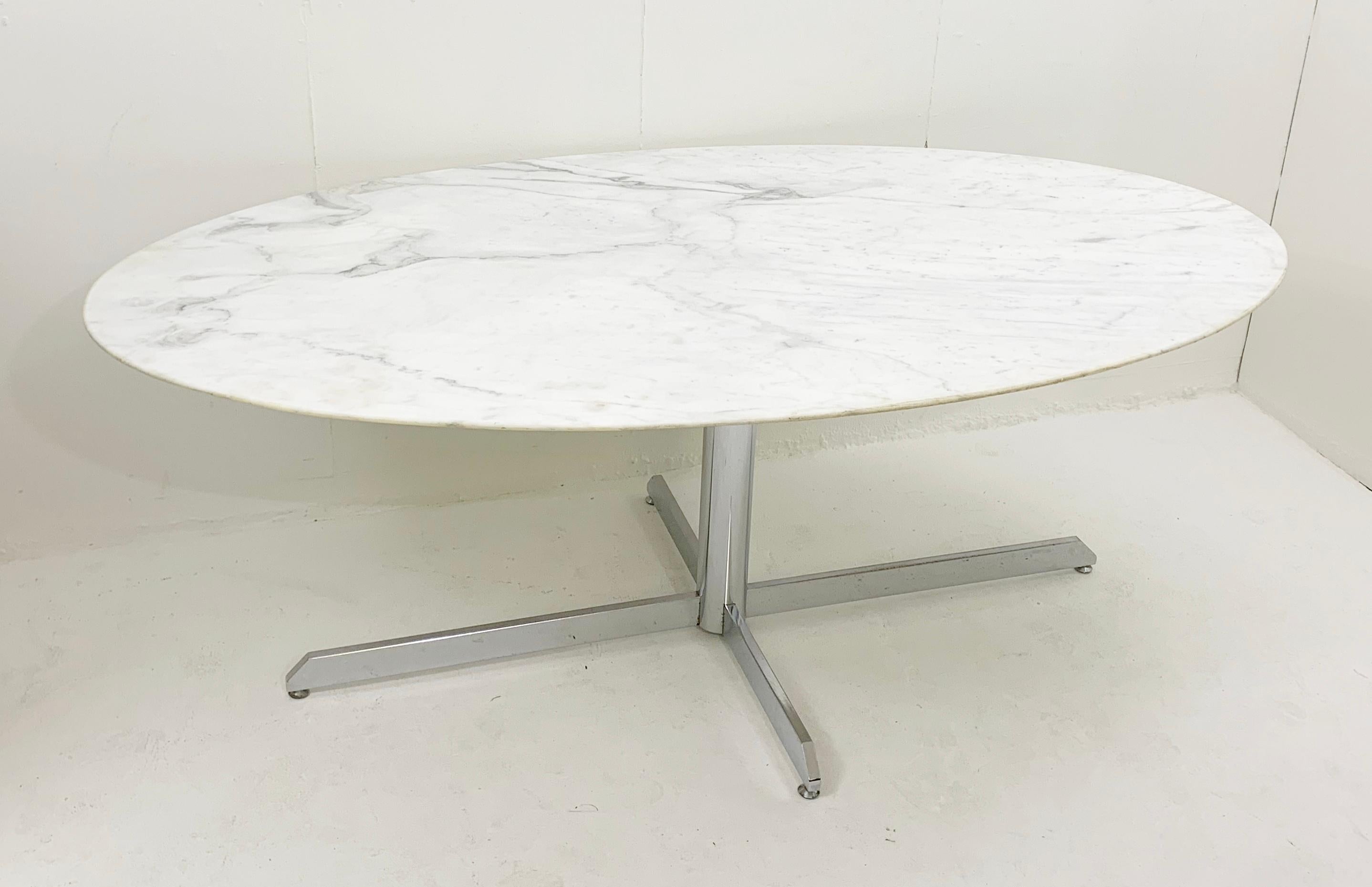 French Mid-Century Oval with Marble Top and Chromed Metal Feet Dining Table by Knoll