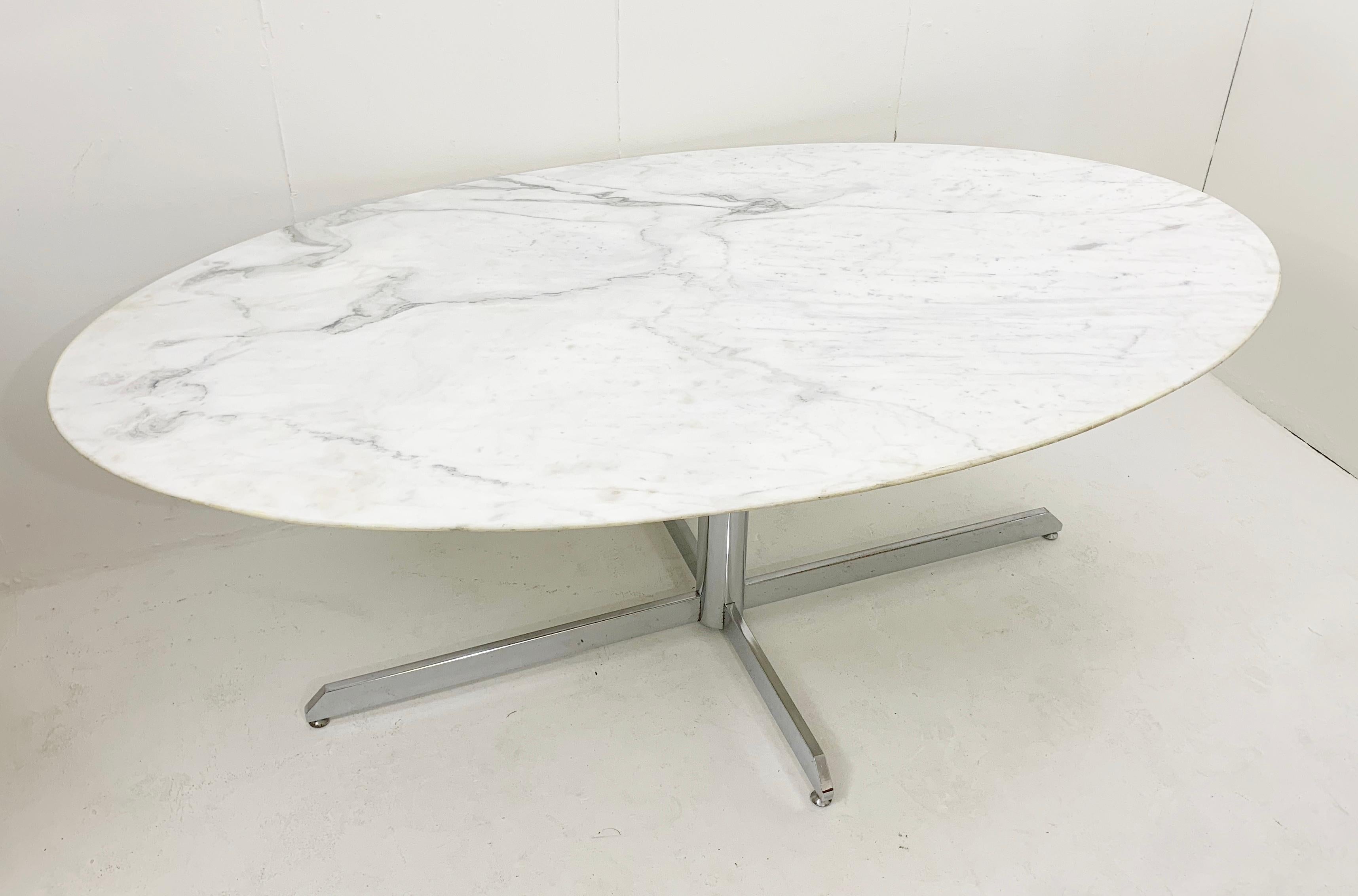 Mid-Century Oval with Marble Top and Chromed Metal Feet Dining Table by Knoll In Good Condition In Brussels, BE