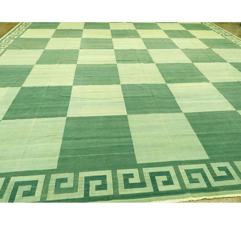Tessuto a mano Tappeto a scacchiera oversize Midcentury a trama piatta in verde in vendita