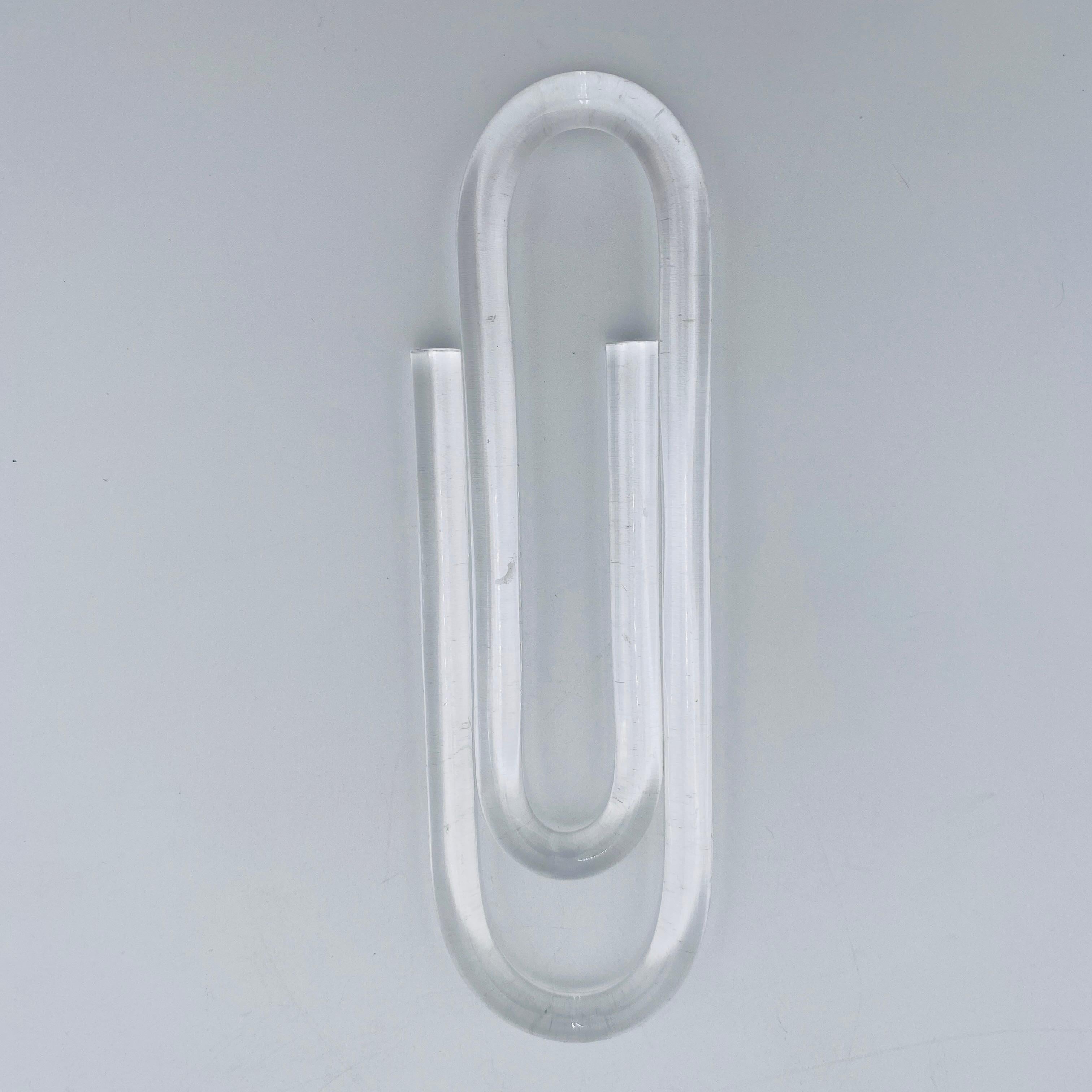 Se trata de una escultura de lucita con forma de clip de gran tamaño de mediados de siglo. Es una divertida escultura de arte pop perfecta para el escritorio o el hogar. 
