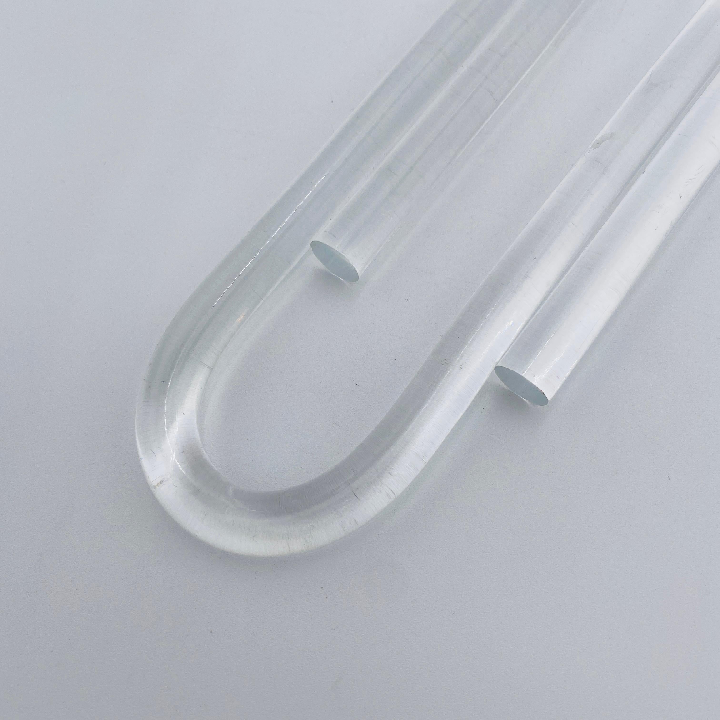 Escultura de Lucite con forma de clip de mediados de siglo Moderno de mediados de siglo en venta