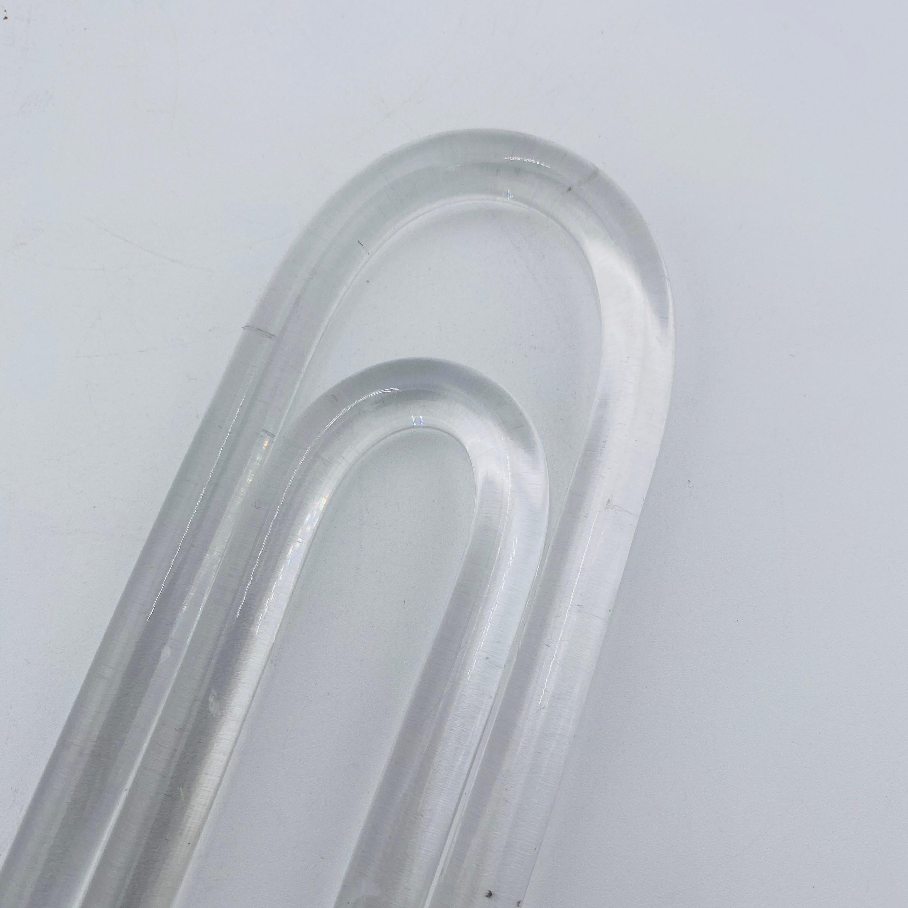 Escultura de Lucite con forma de clip de mediados de siglo mediados del siglo XX en venta