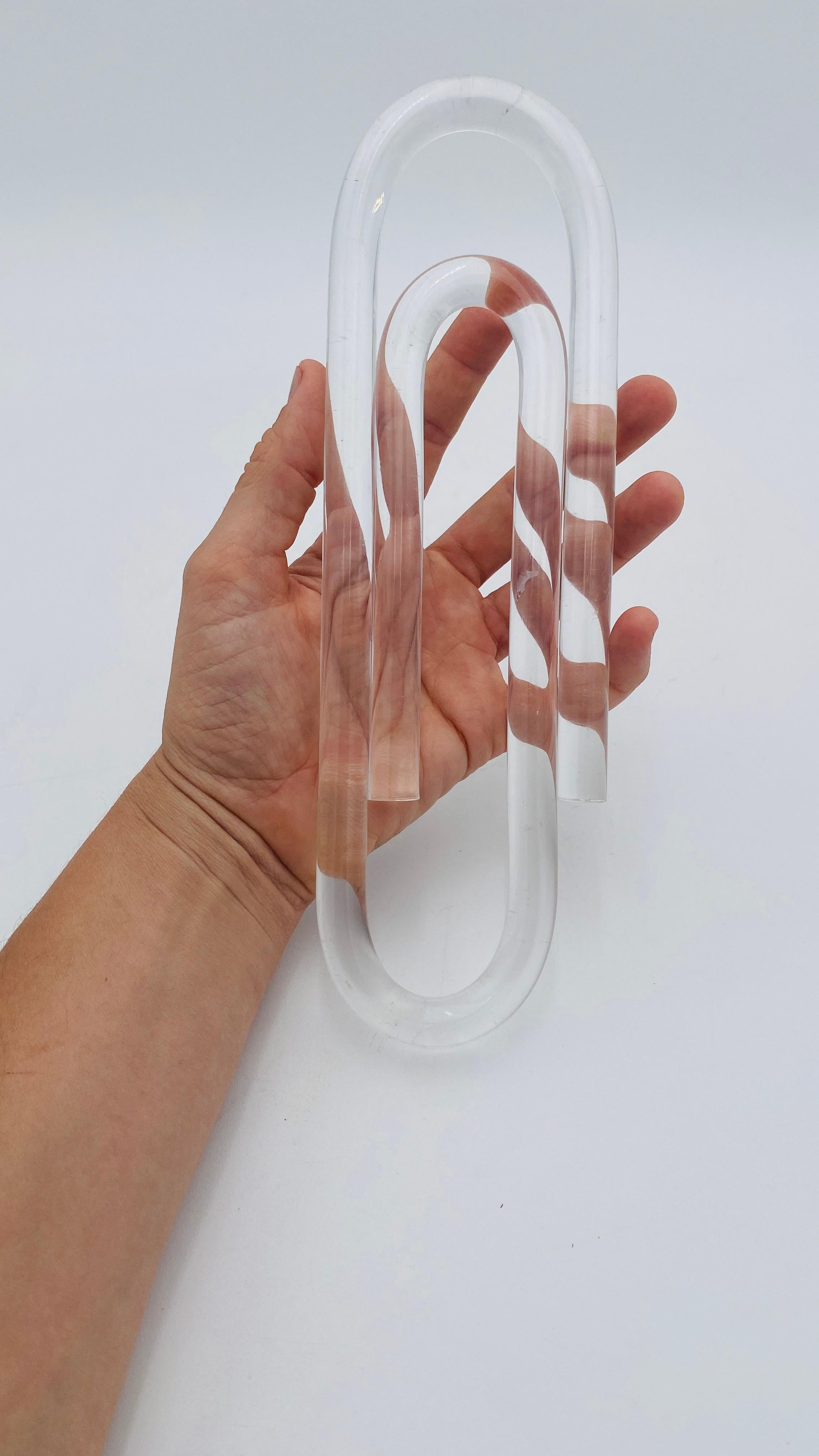 Escultura de Lucite con forma de clip de mediados de siglo en venta 2