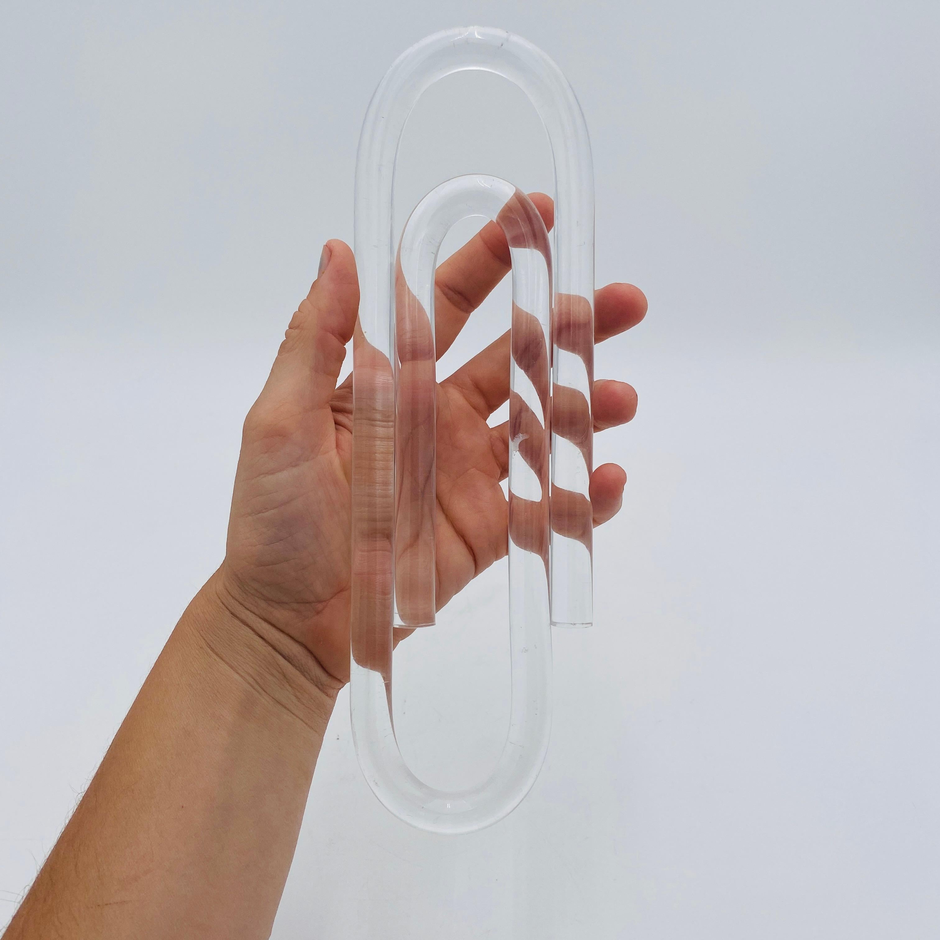 Escultura de Lucite con forma de clip de mediados de siglo en venta 3