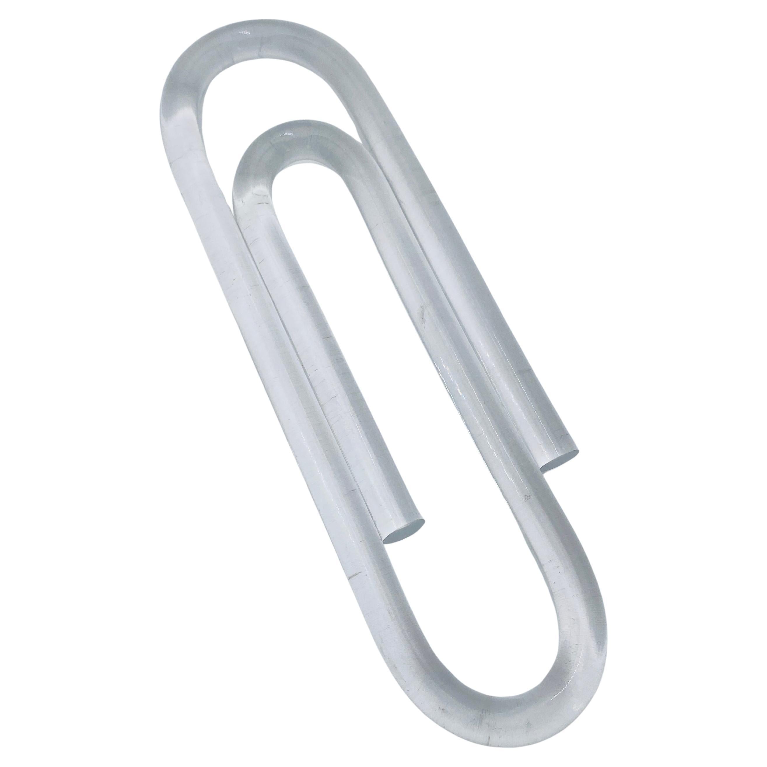 Escultura de Lucite con forma de clip de mediados de siglo en venta