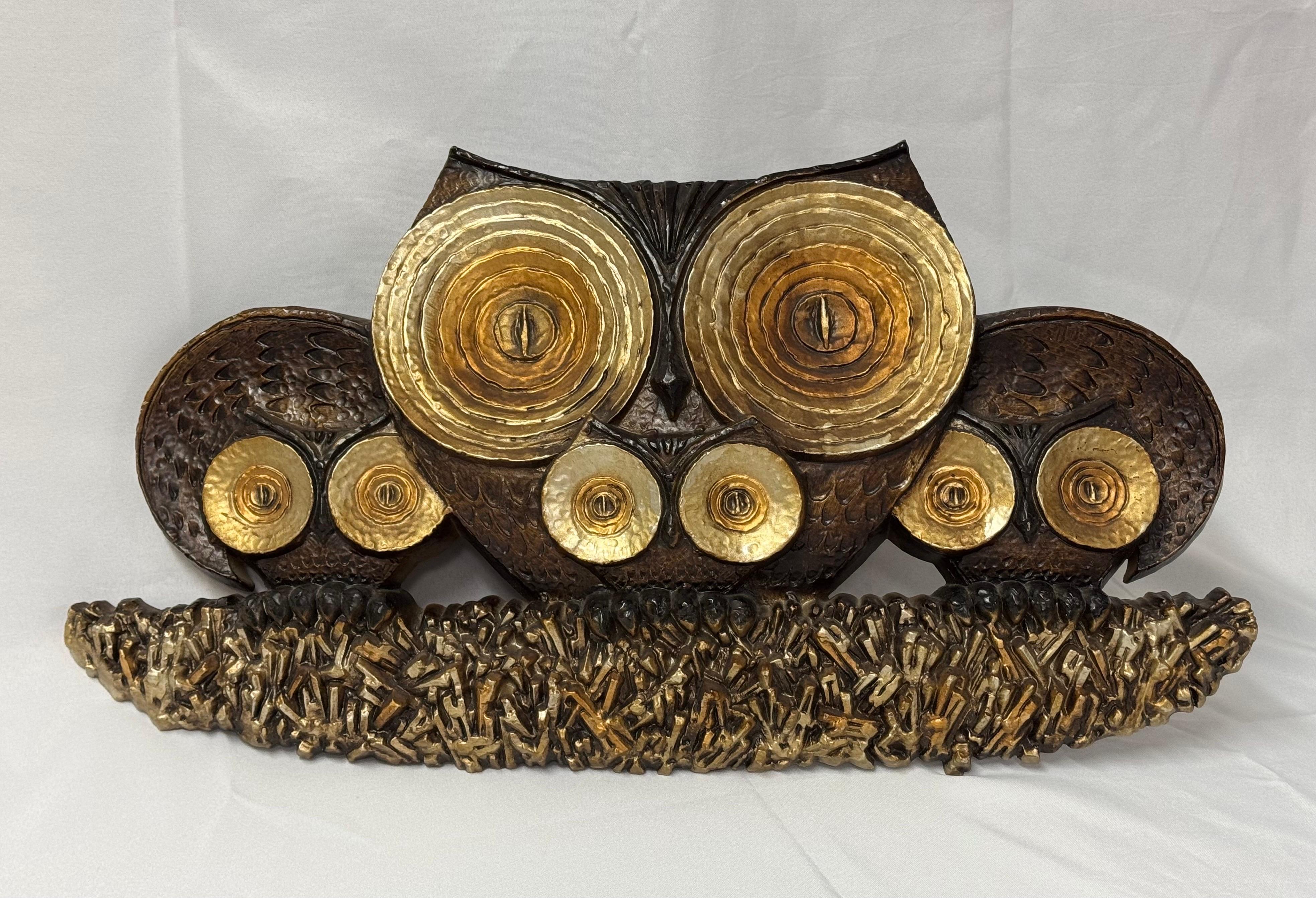 Mid Century Eule Wandskulptur. Klassisches Retro-Design mit drei Eulen. Eine Mutter und ihre drei Babys. Klassische 1970er Jahre braun und gold Farbe. Bereit zum Aufhängen