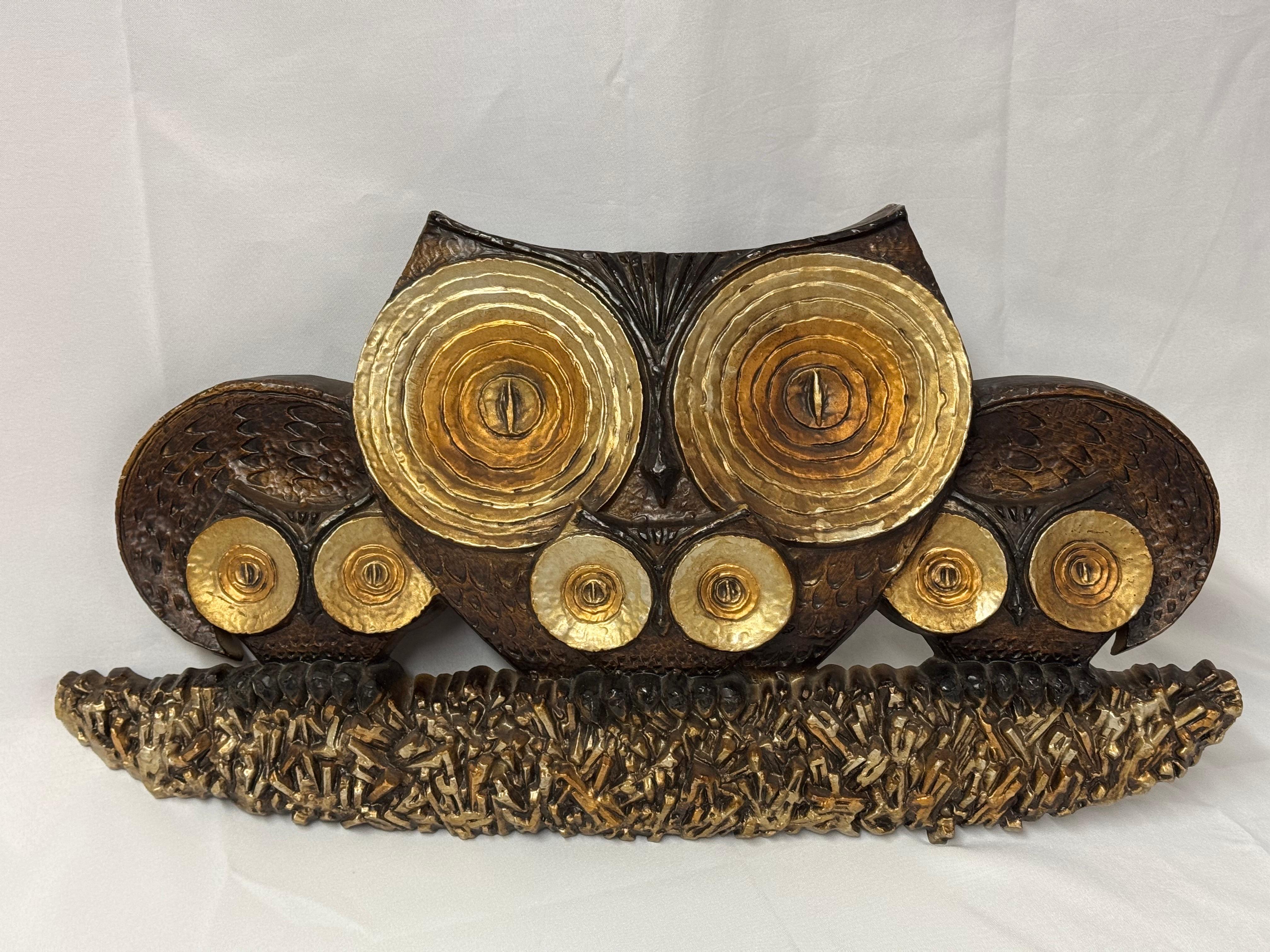 Mid Century Eule Wandskulptur (Harz) im Angebot