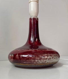 Lampada da tavolo in gres smaltato color rosso scuro, stile metà del secolo, di Desiree & Le Klint, anni '60