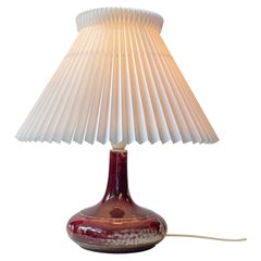 Lampada da tavolo in gres smaltato color rosso scuro, stile metà del secolo, di Desiree & Le Klint, anni '60