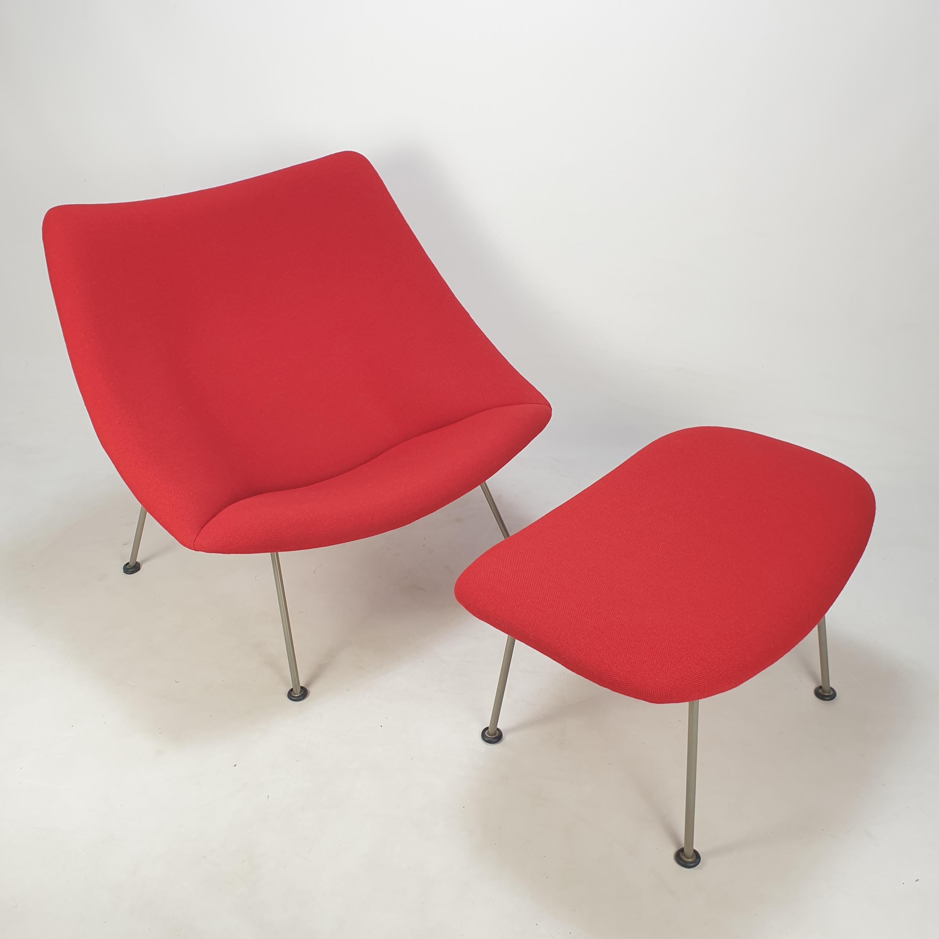 The famous Artifort Oyster chair by Pierre Paulin, the big model with a ottoman. 

Designed and manufactured in the beginning of the 60's, it's a first edition with nickeled metal legs.

It has been reupholstered 10 years ago and the wool fabric