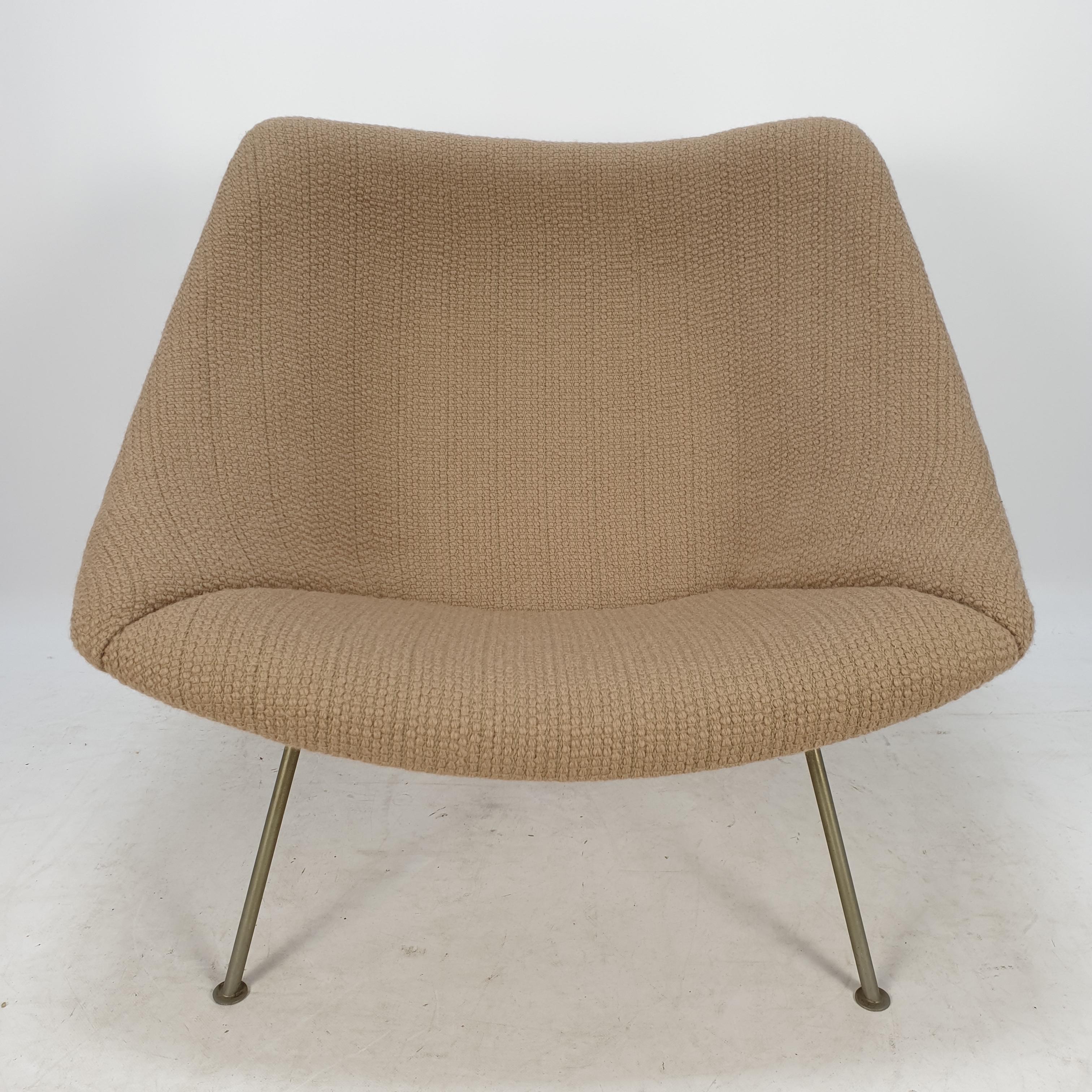 The famous Oyster chair by Pierre Paulin for Artifort.
Designed in the beginning of the 60's. 
This female edition has been made just for a few years!

This chair is very comfortable.

The chair is in very good condition, it is just