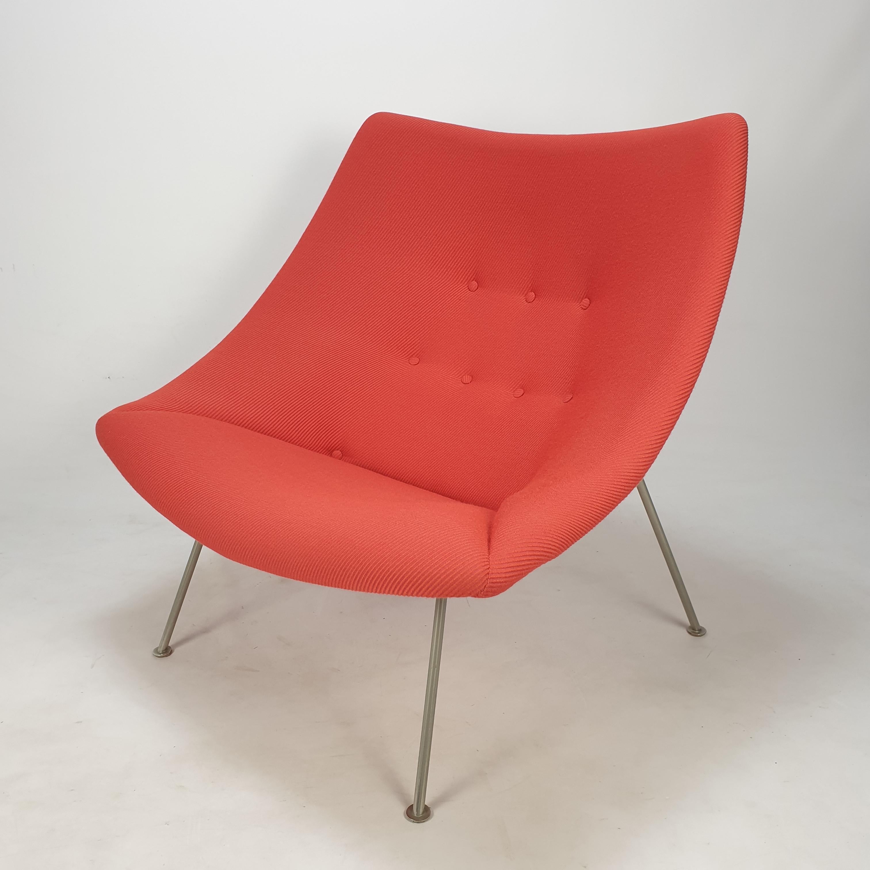 The famous Artifort oyster chair by Pierre Paulin, the big model. 

Designed and manufactured in the beginning of the 60's, it's a first edition with nickeled metal legs.

It has been reupholstered 10 years ago and the wool fabric (De Ploeg) is