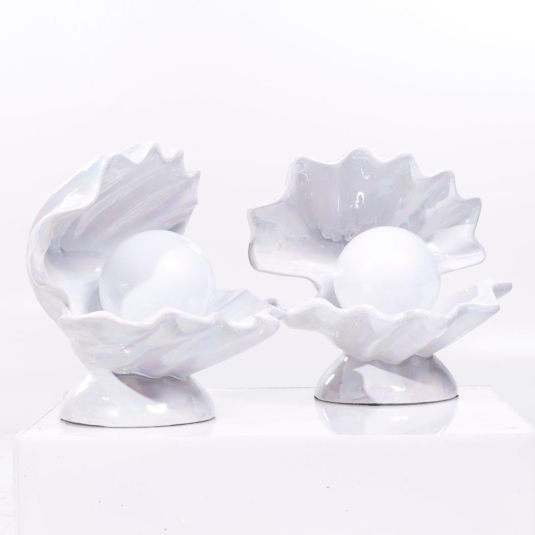Lámparas de porcelana de mediados de siglo en forma de concha de ostra - par

La lámpara de ostra abierta mide 16 de ancho x 14 de fondo x 17 pulgadas de alto
La lámpara de ostra semicerrada mide 14 de ancho x 12,5 de fondo x 14 pulgadas de