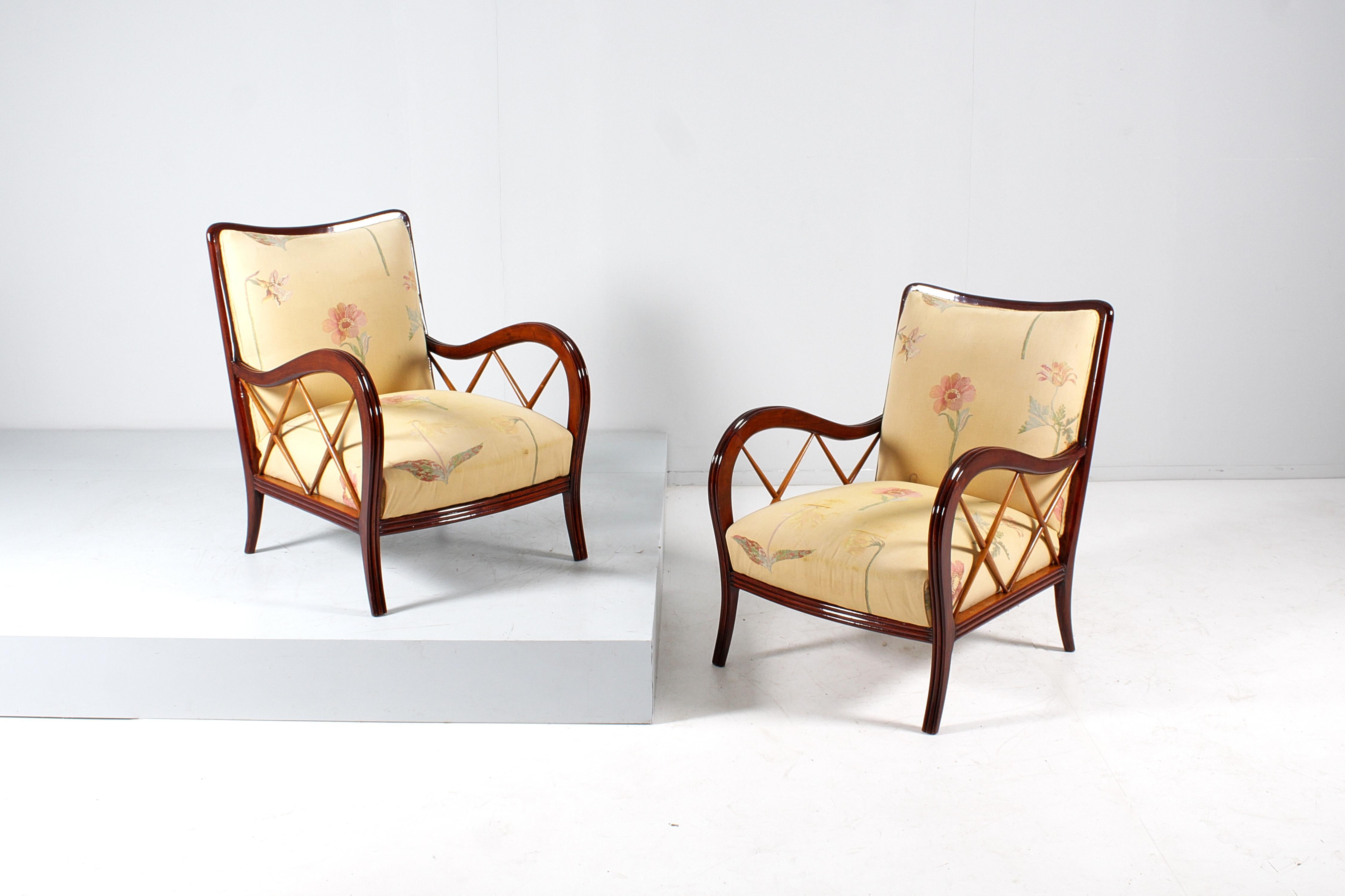Beautiful set of two armchairs with curved wooden structure and armrests, padded seat and backrest covered in beige flowered fabric. Attributable to Paolo Buffa, Italian manufacture from the 1940s
Wear consistent with age and use.