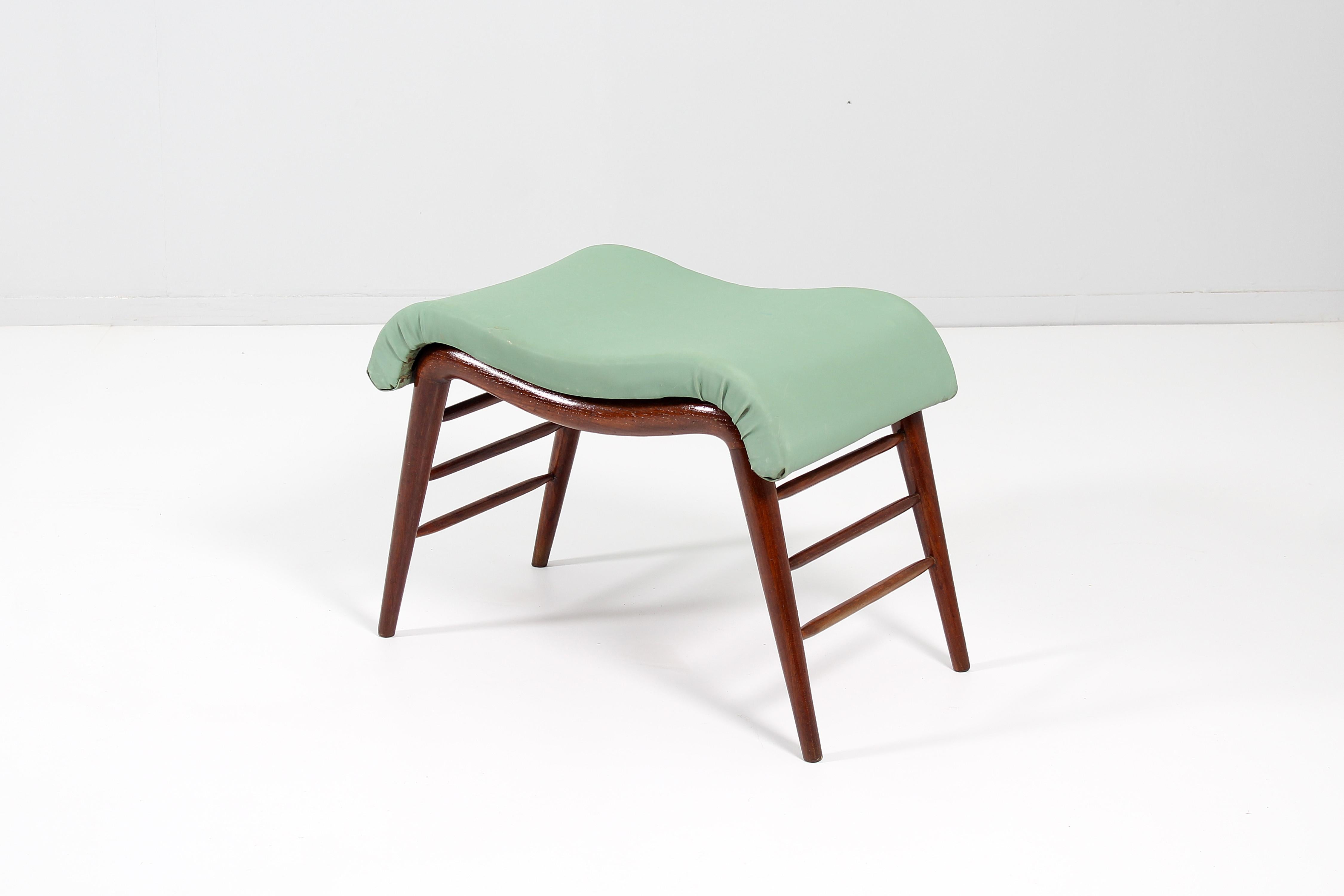 Elegant bench (or ottoman) in curved wood, with seat upholstered in light green fabric.
Italian production in the style of Paolo Buffa, 60s.


