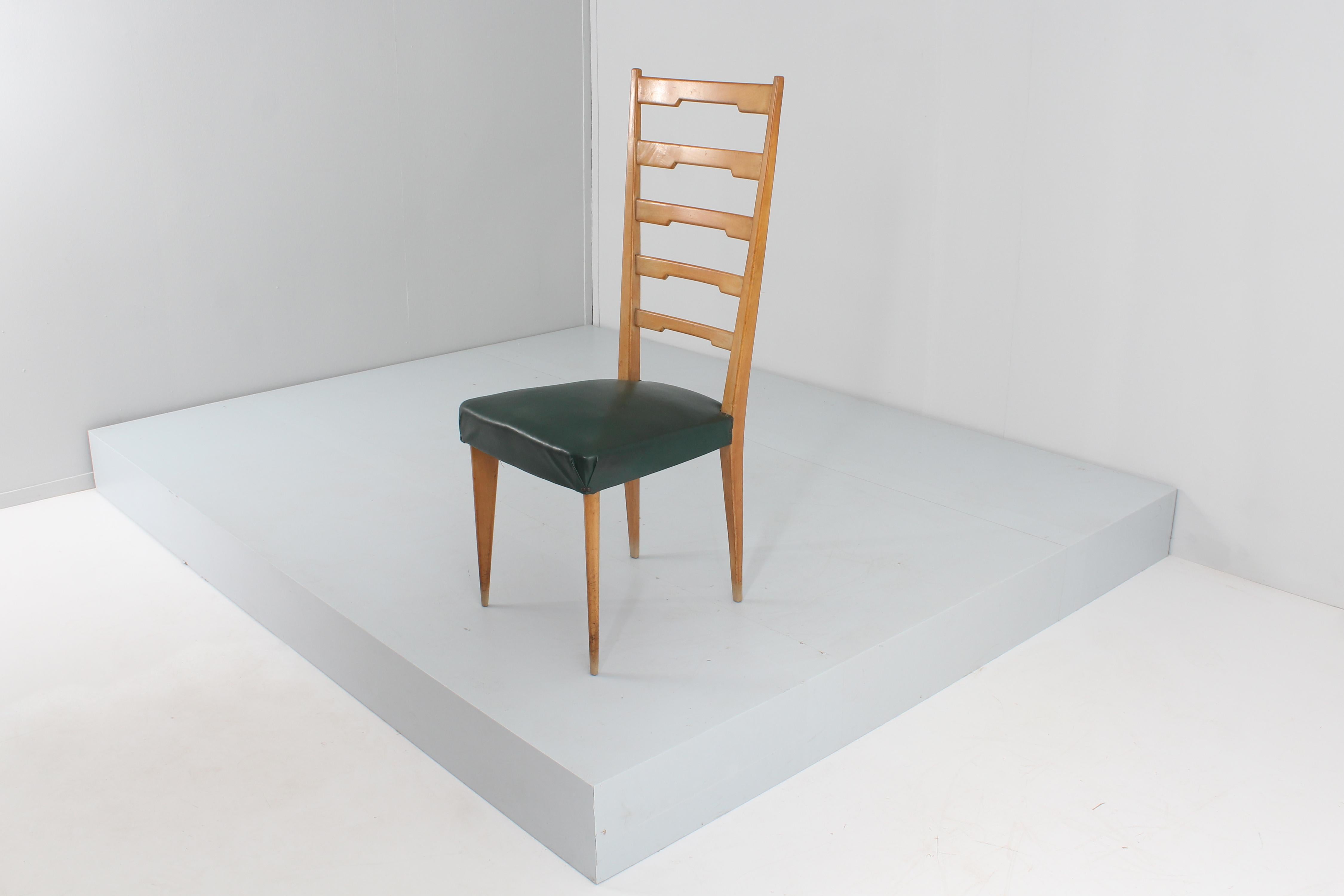 Ensemble de 4 chaises à haut dossier en bois et Skai de style P. Buffa, Italie, années 60 en vente 2