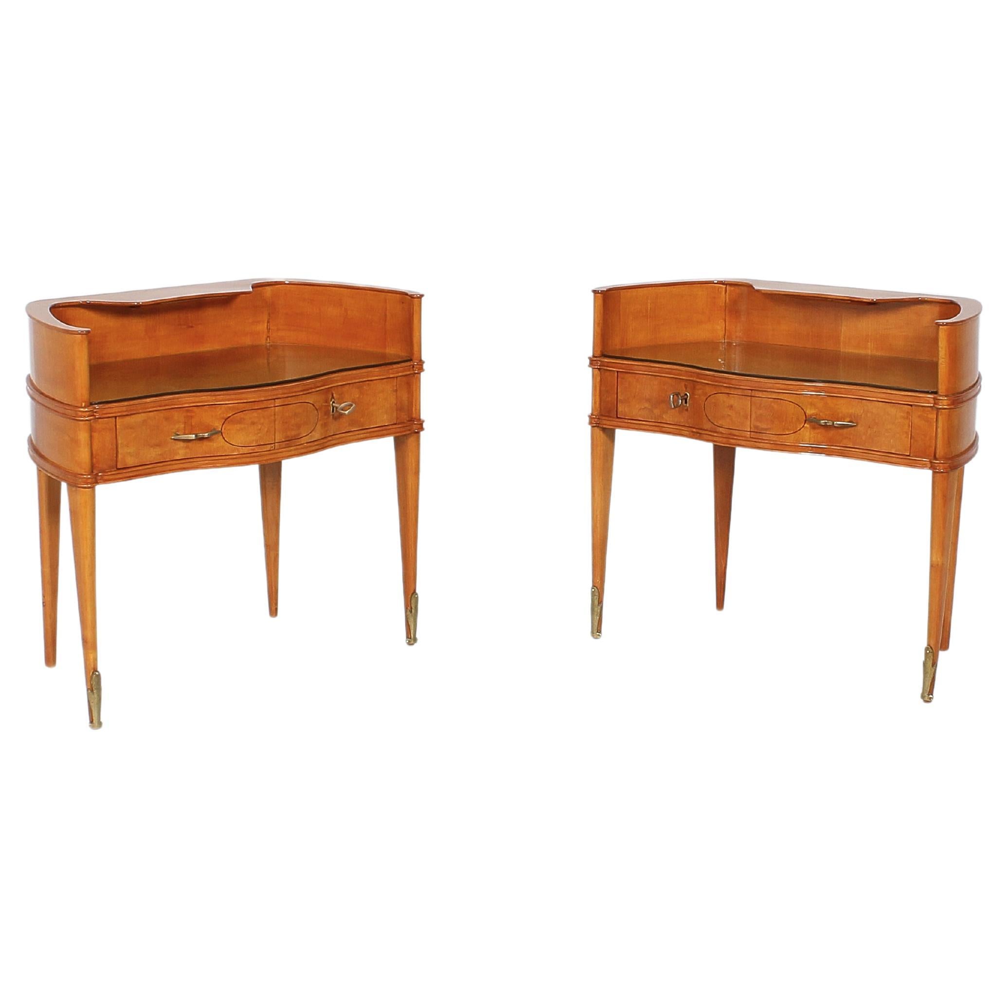 Pair of beautiful rounded bedside tables in light wood with front drawers and glass top, restored. Attributed to Paolo Buffa. Cantù Art Furniture, 1950s
Wear consistent with age and use.