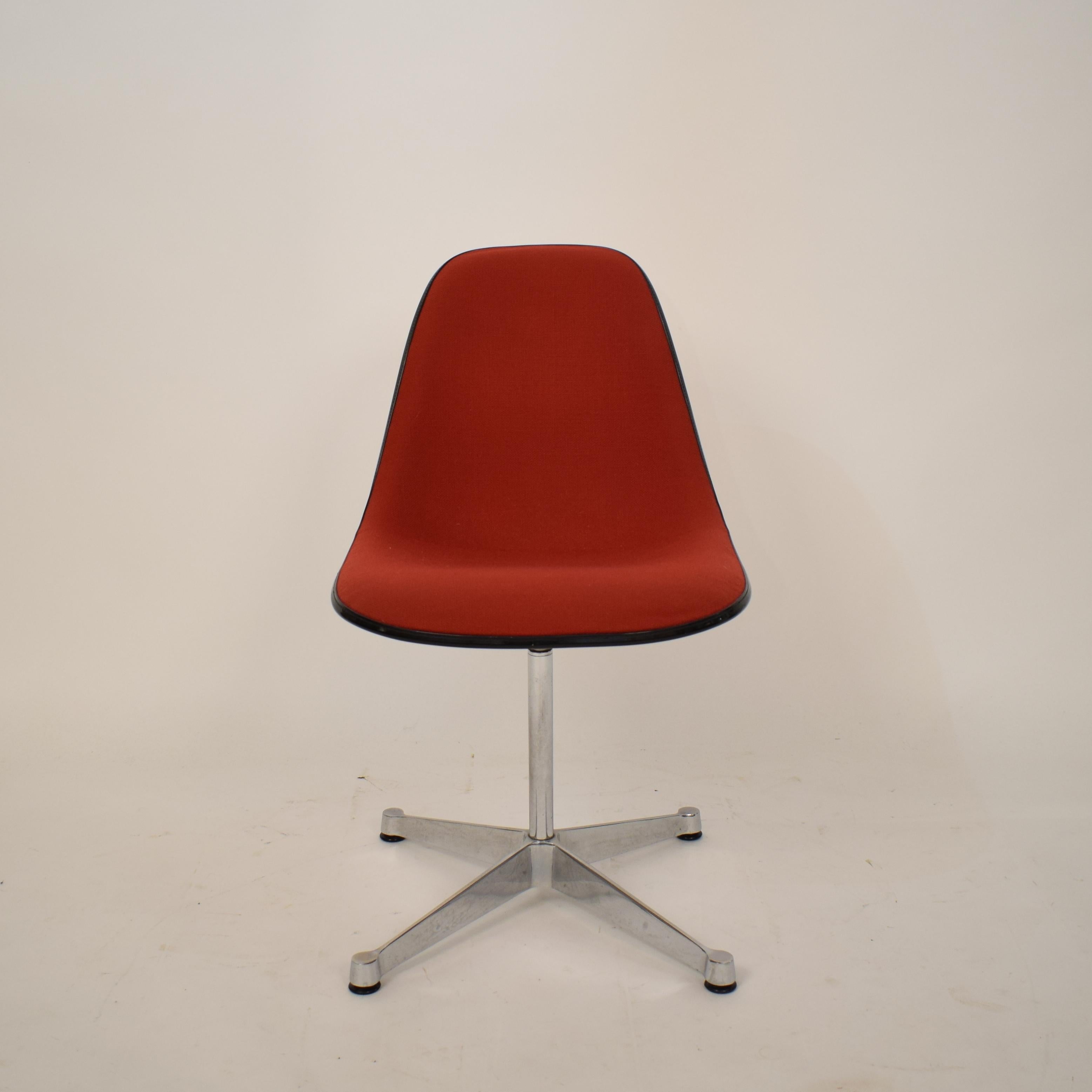 This midcentury padded red side /pedestal chair by Eames by Vitra for Herman Miller was made in the 1970s.
A unique piece which is a great eye-catcher for your antique, modern, Space Age or midcentury interior.



  