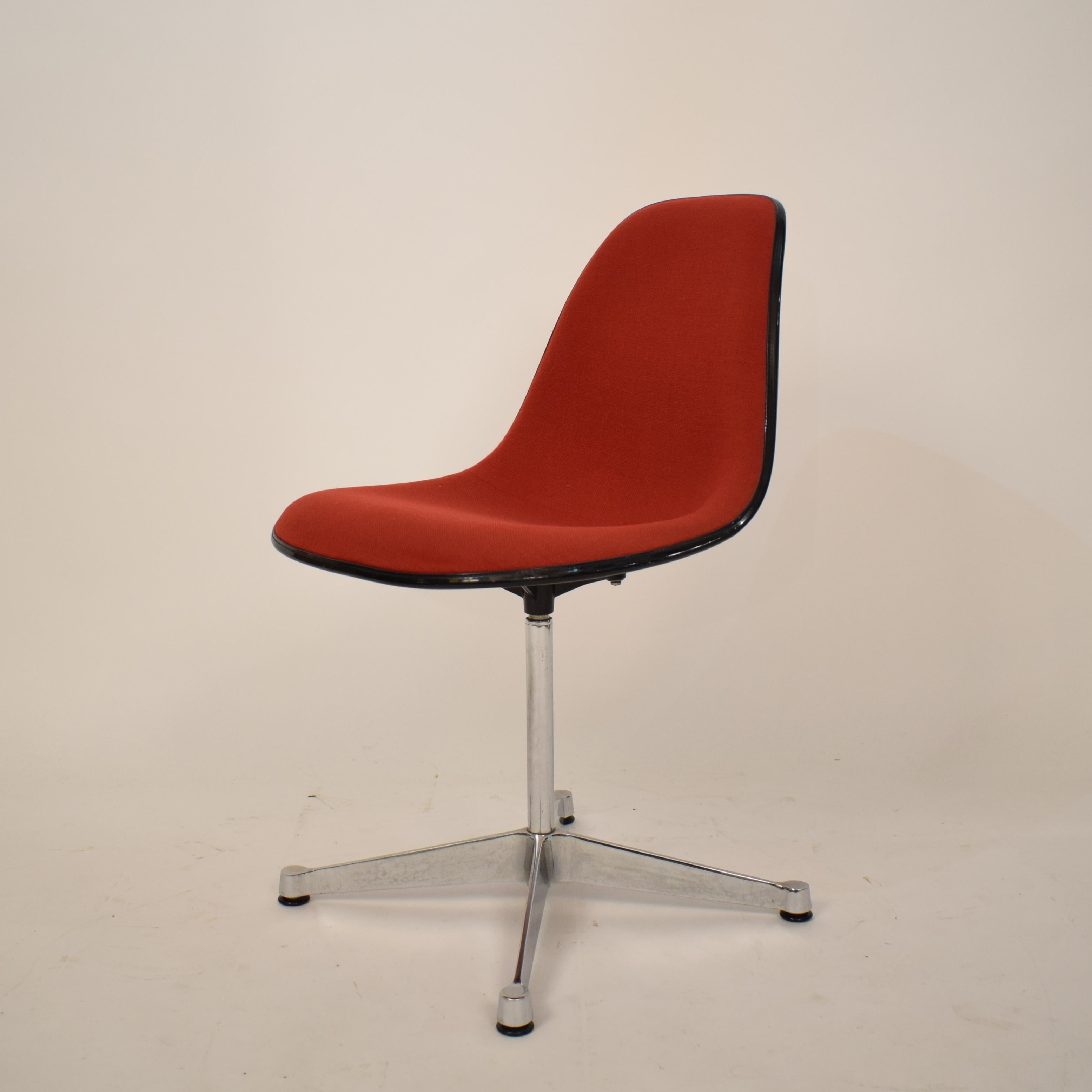 Midcentury Padded Red Side /Pedestal Chair by Eames by Vitra for Herman Miller In Good Condition In Berlin, DE