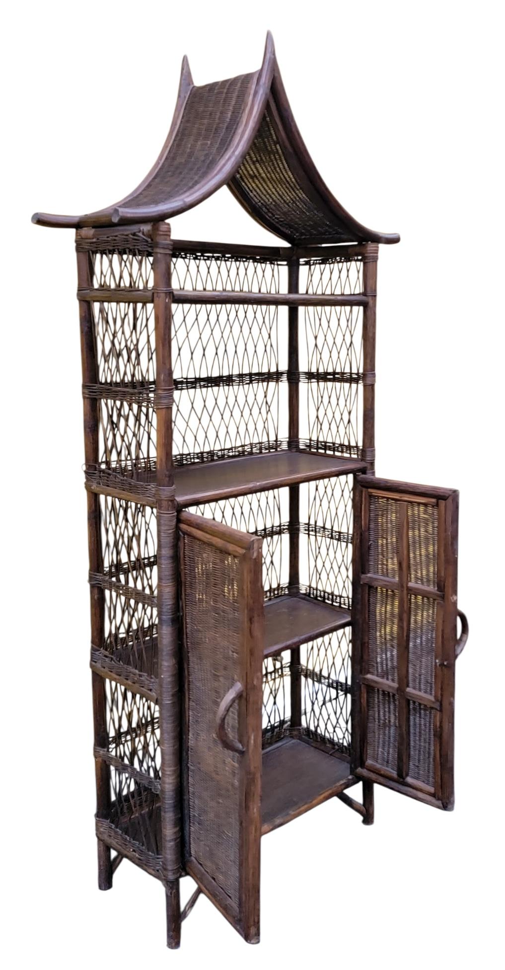 Armario de mediados de siglo en forma de pagoda de ratán / bambú y tela de hierba /  Etagere Chinoiserie en venta