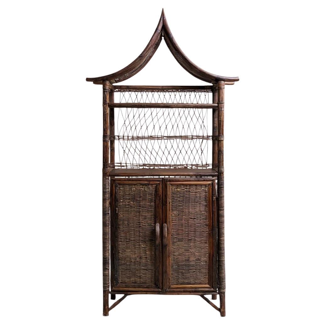 Armadietto a forma di pagoda in rattan, bambù e tela d'erba del metà del secolo scorso.  Etagere