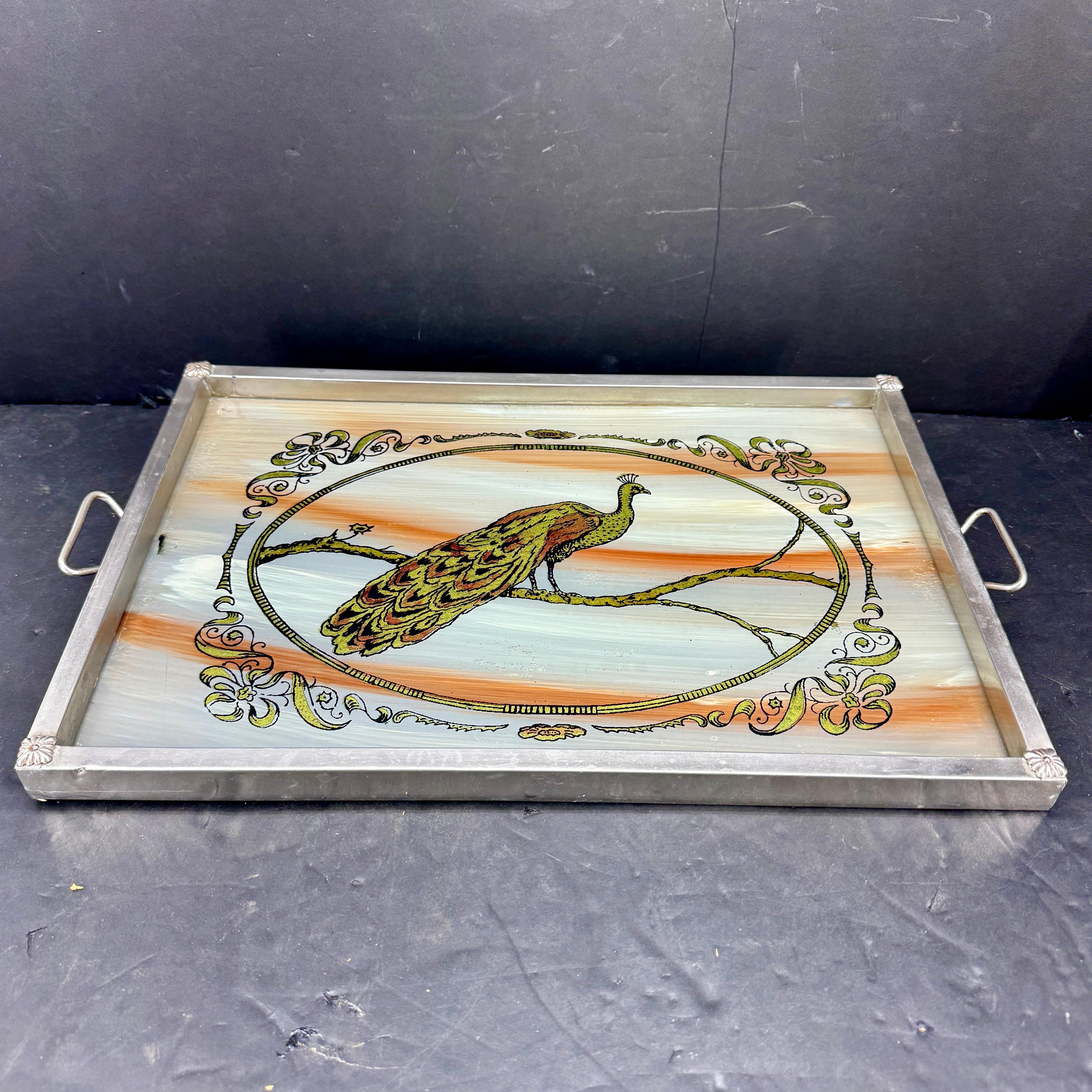 Fantástica bandeja MCM cromada y niquelada para pintar pavos reales en vidrio invertido. Esta bandeja es una pieza muy versátil que puede utilizarse en una mesa de centro, un tocador, una mesilla de noche, incluso en un cuarto de baño como bandeja