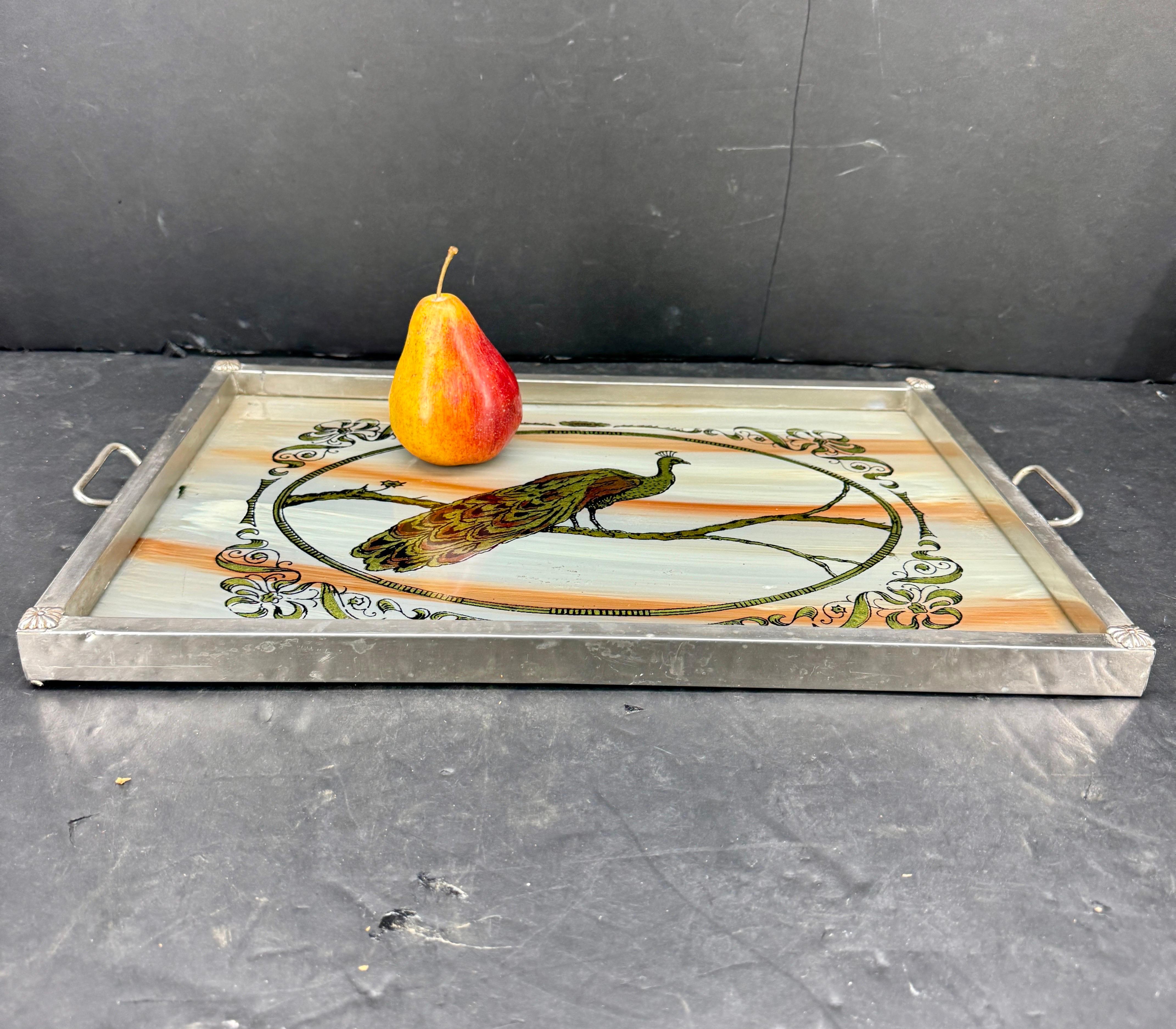 Bandeja con asas de pavo real con incrustaciones de cristal pintado de mediados de siglo Moderno de mediados de siglo en venta