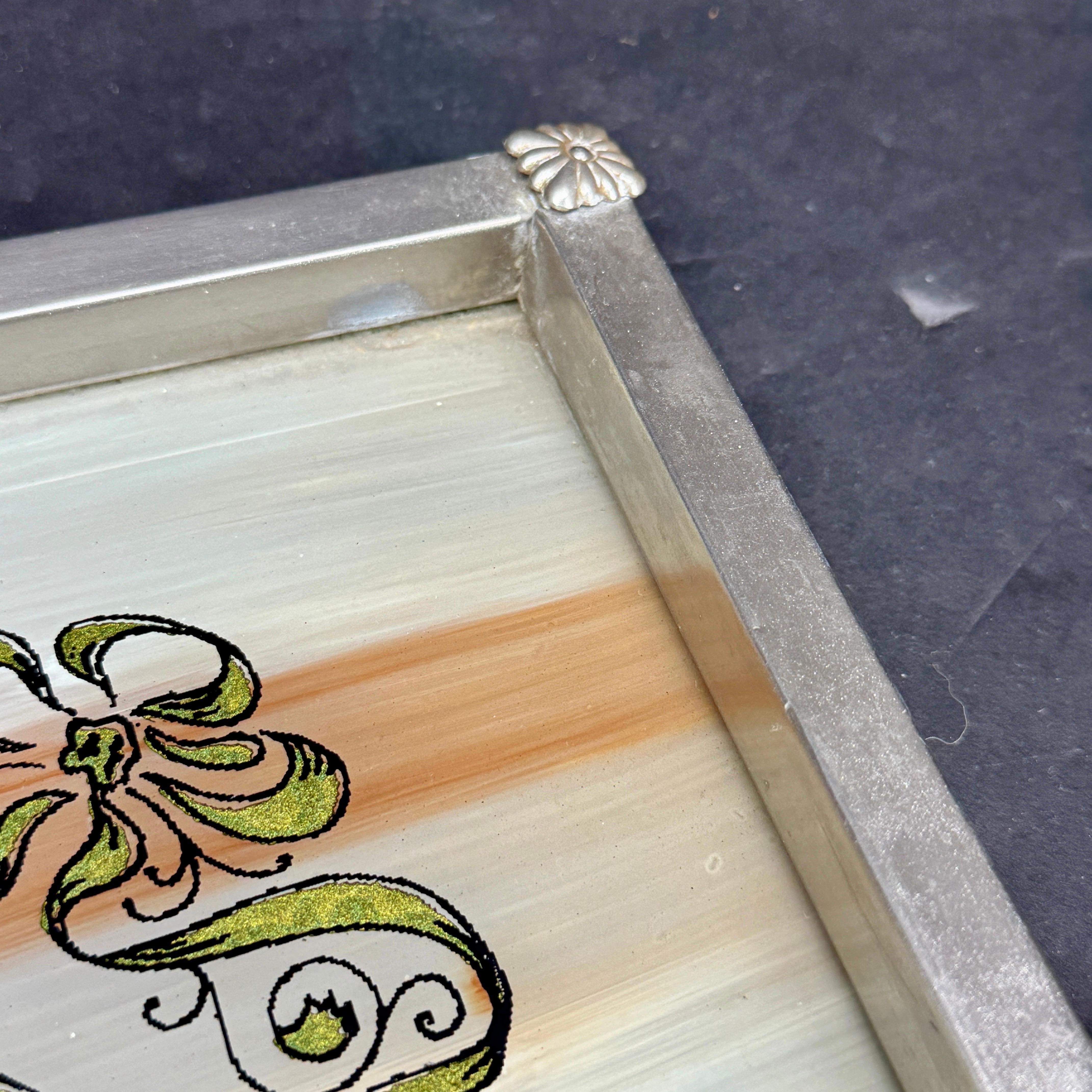 Bandeja con asas de pavo real con incrustaciones de cristal pintado de mediados de siglo Hecho a mano en venta