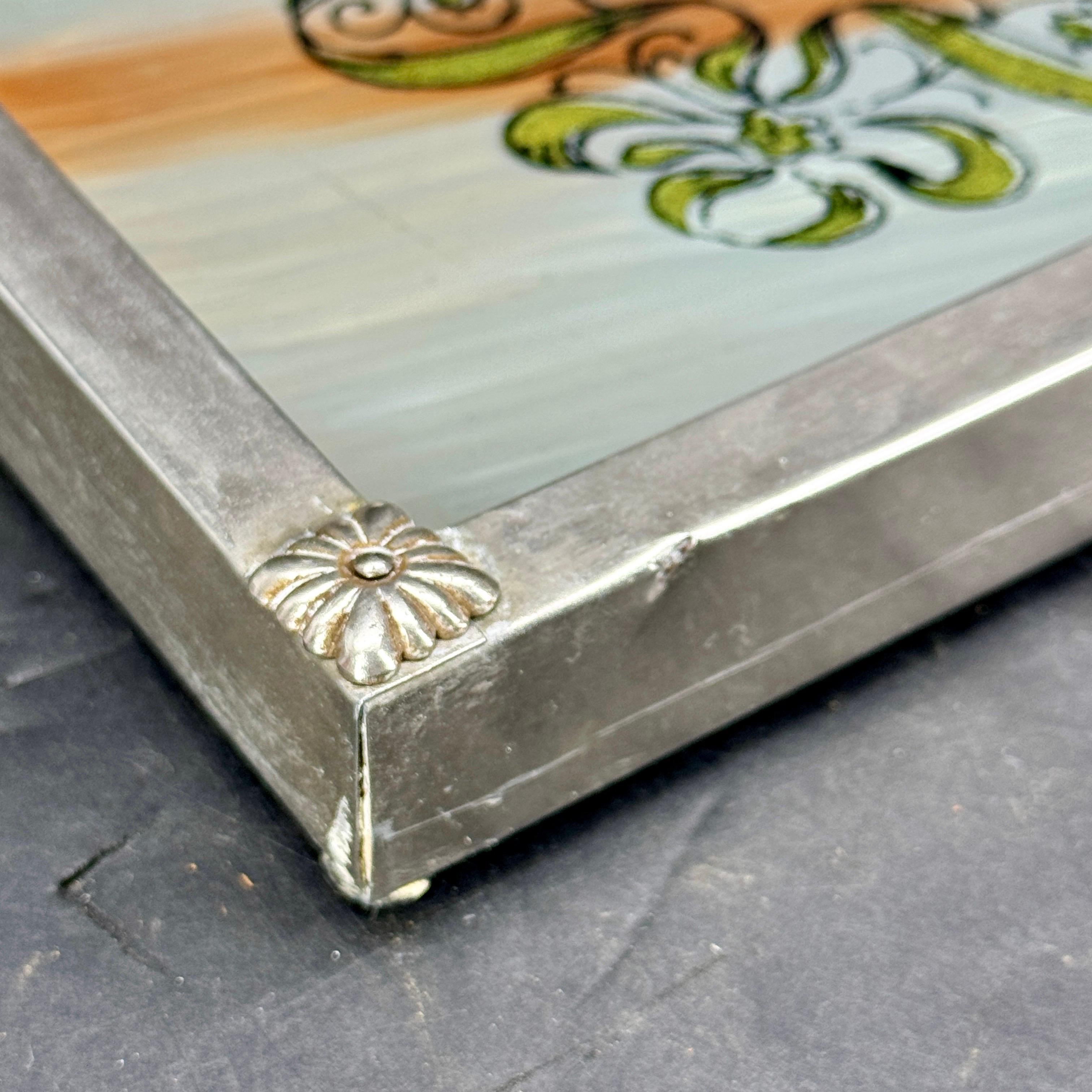 Bandeja con asas de pavo real con incrustaciones de cristal pintado de mediados de siglo siglo XX en venta