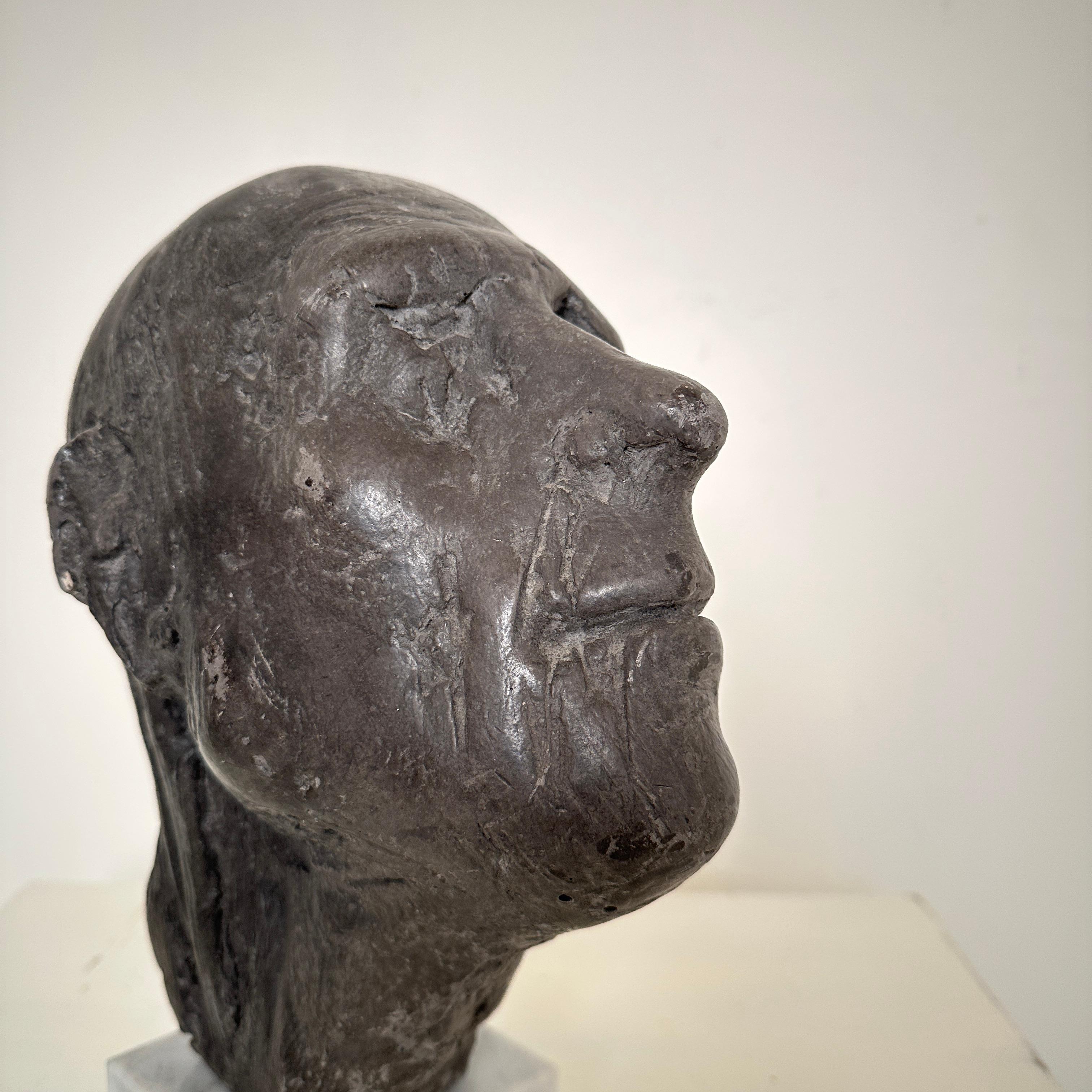 Buste en plâtre peint du milieu du siècle représentant un homme sur un buste en marbre, vers 1976 en vente 4