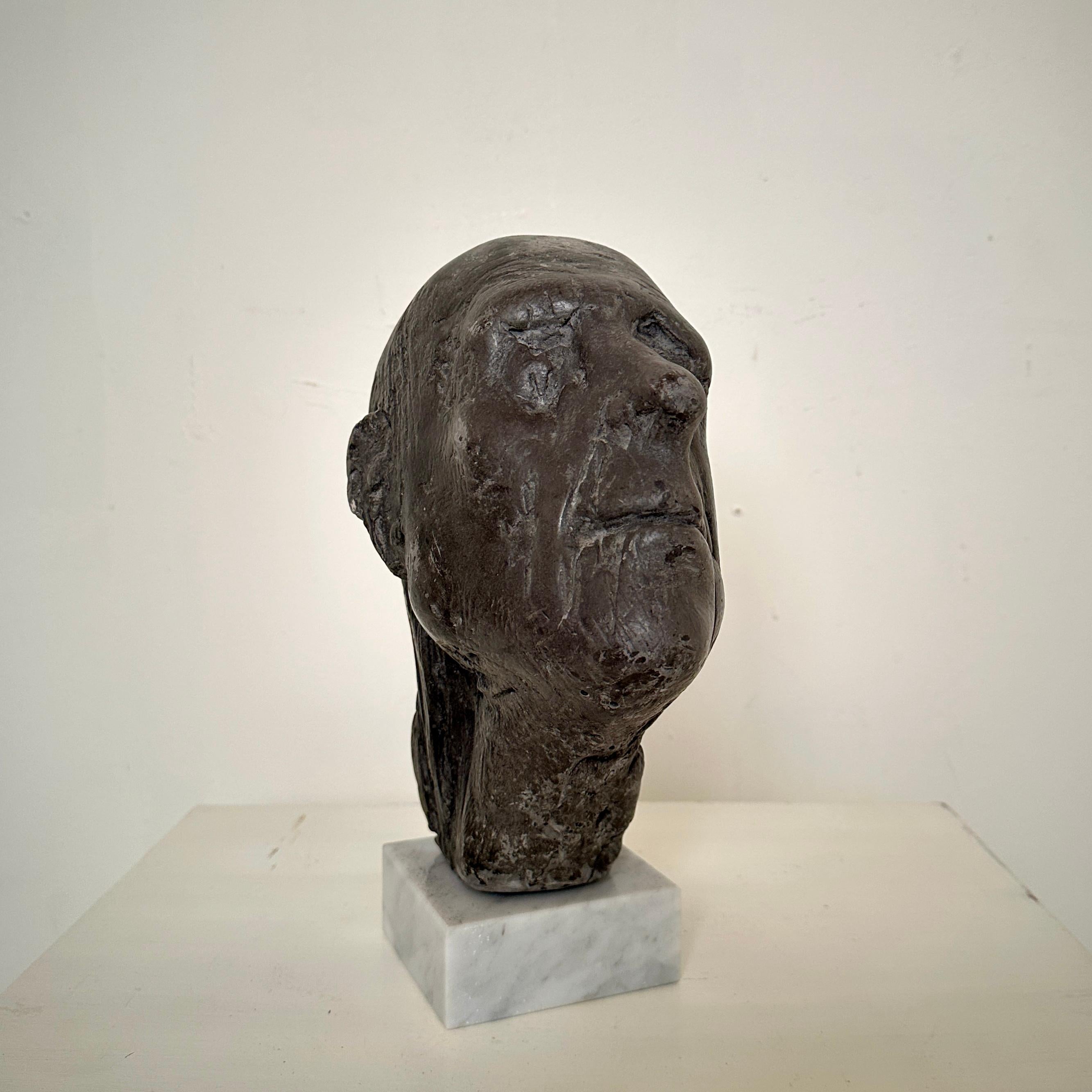 Buste en plâtre peint du milieu du siècle représentant un homme sur un buste en marbre, vers 1976 en vente 7