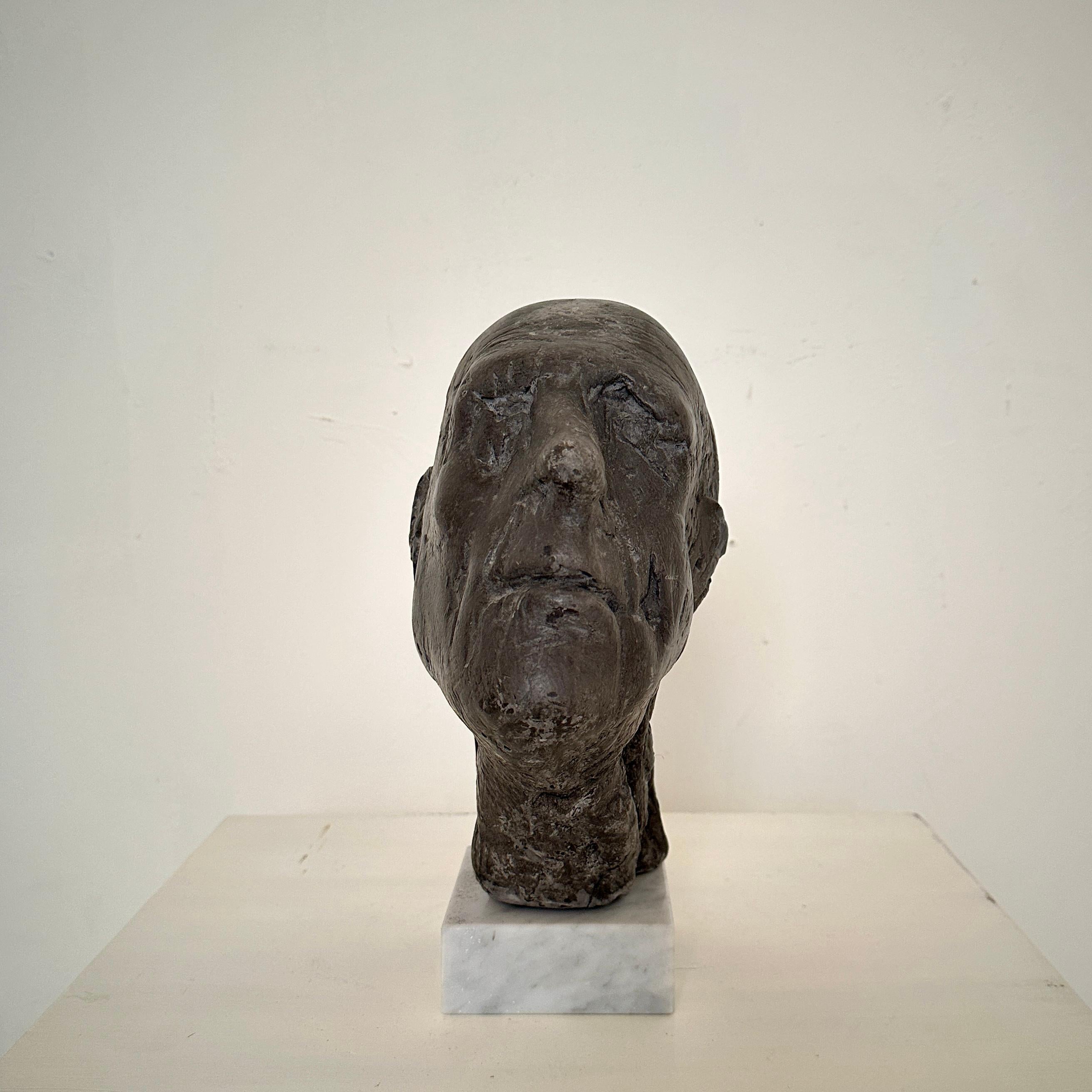 Ce buste en plâtre peint du milieu du siècle, créé vers 1976 par l'artiste allemand Jens Schleede, présente le portrait fascinant d'un homme rendu avec un réalisme expressif et une finesse sculpturale. Reposant sur un socle en marbre massif, le