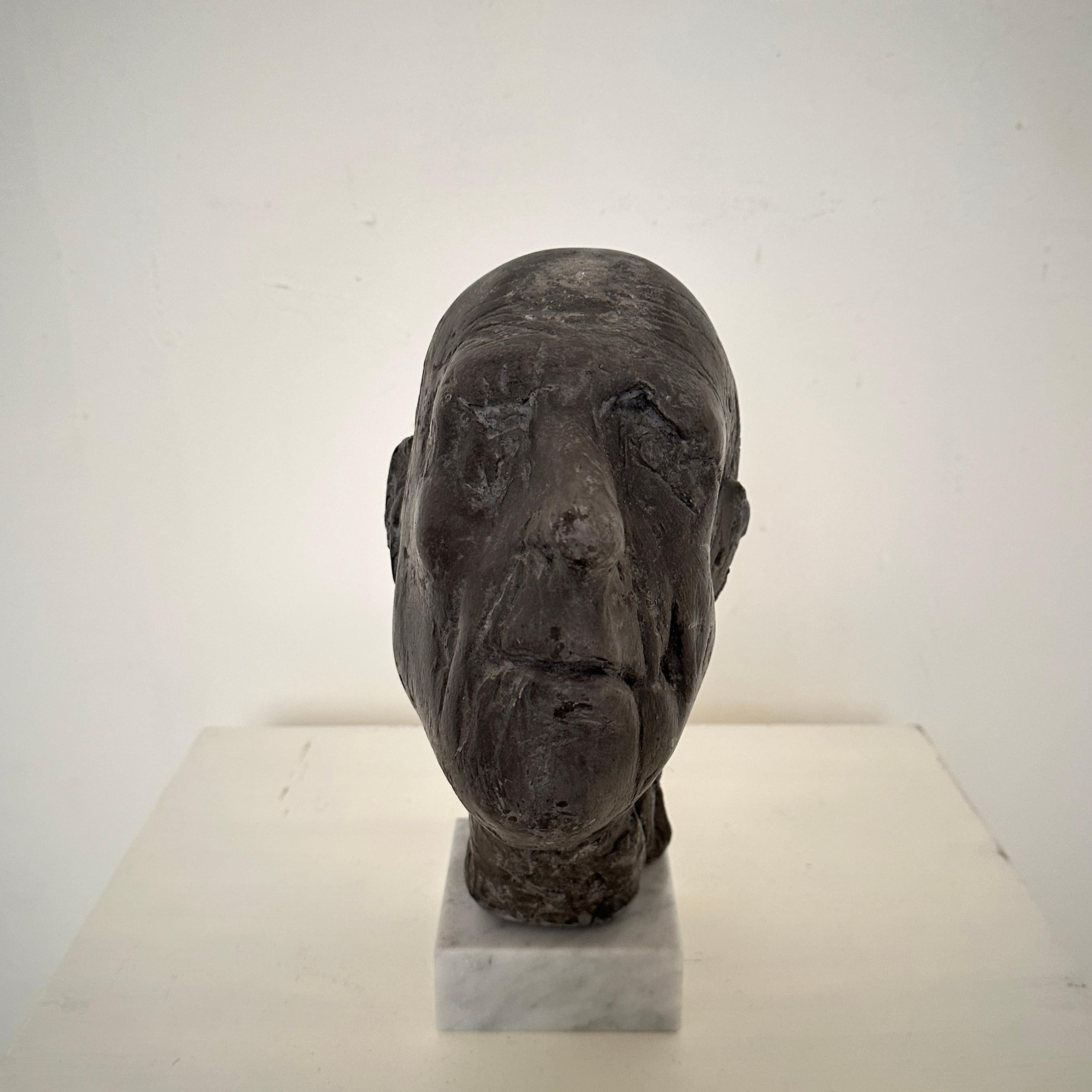 Mid-Century Modern Buste en plâtre peint du milieu du siècle représentant un homme sur un buste en marbre, vers 1976 en vente
