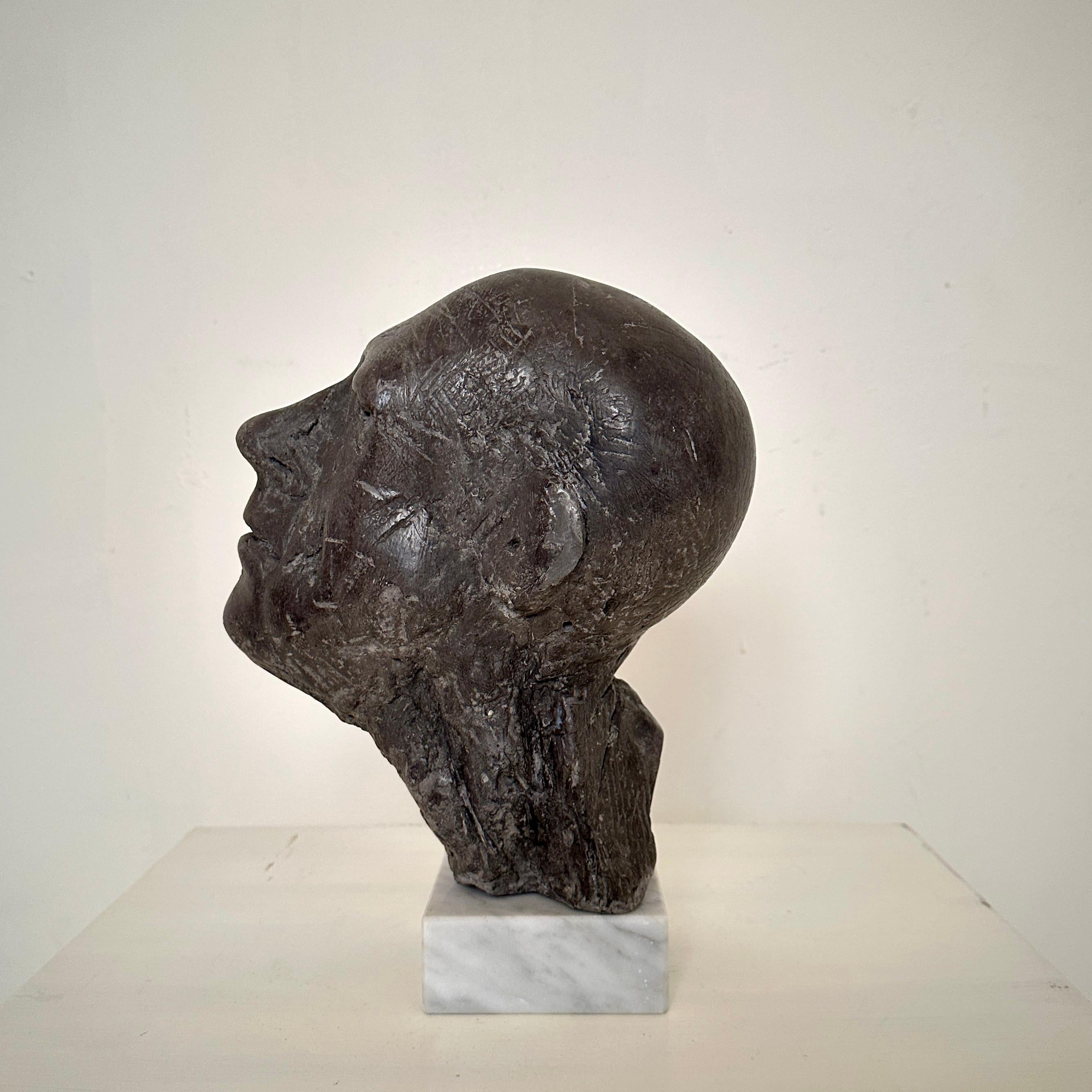 Buste en plâtre peint du milieu du siècle représentant un homme sur un buste en marbre, vers 1976 Bon état - En vente à Berlin, DE