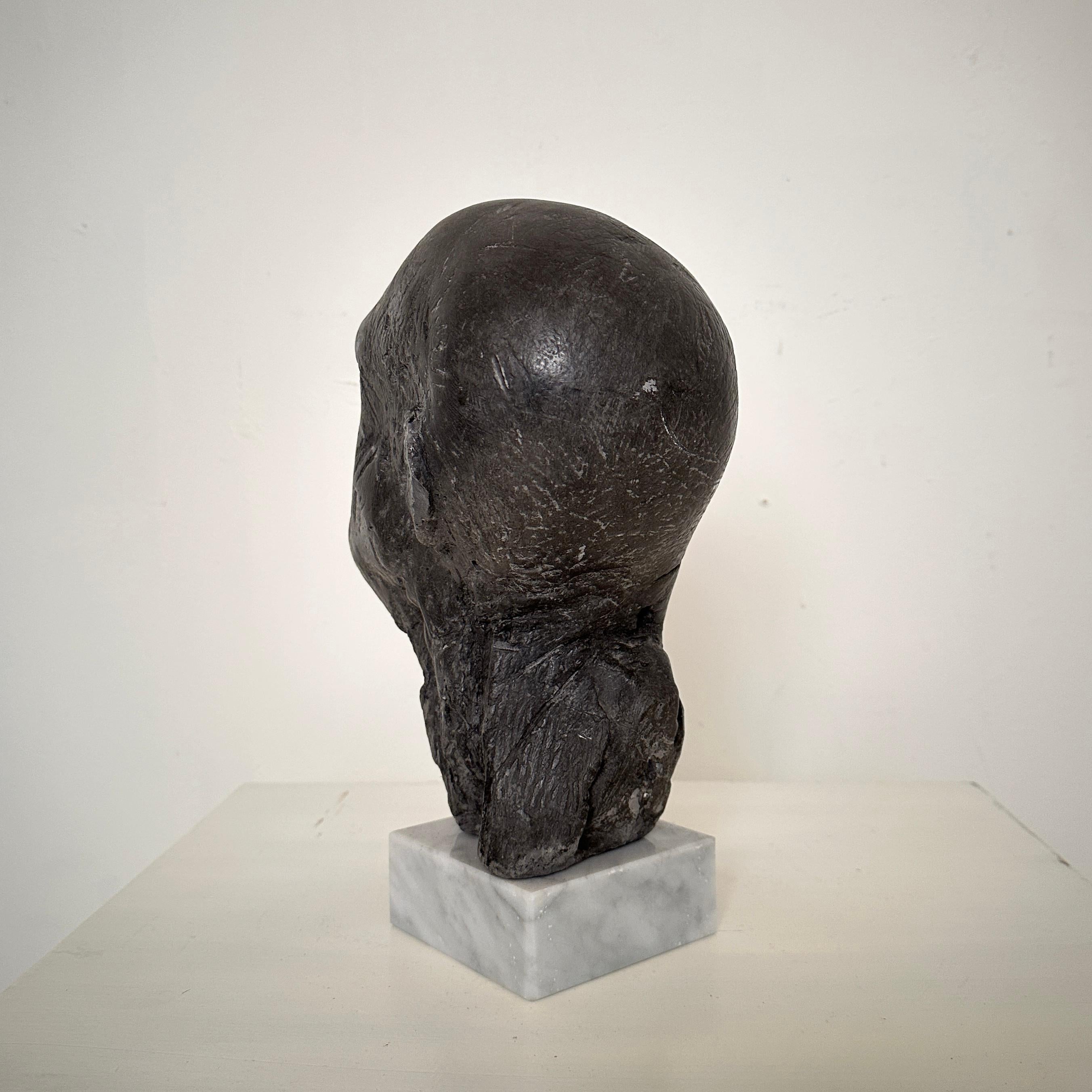 Fin du 20e siècle Buste en plâtre peint du milieu du siècle représentant un homme sur un buste en marbre, vers 1976 en vente