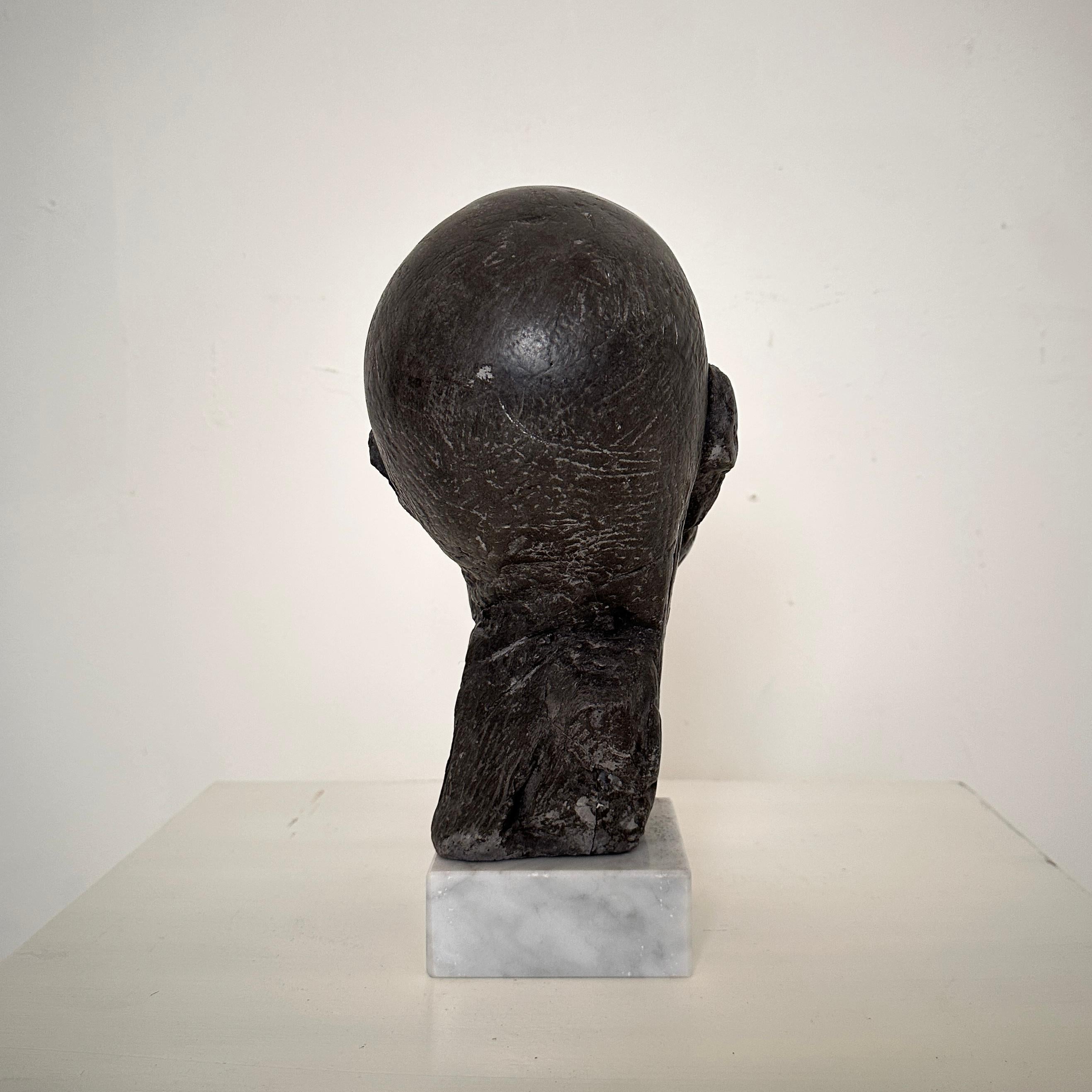 Marbre Buste en plâtre peint du milieu du siècle représentant un homme sur un buste en marbre, vers 1976 en vente