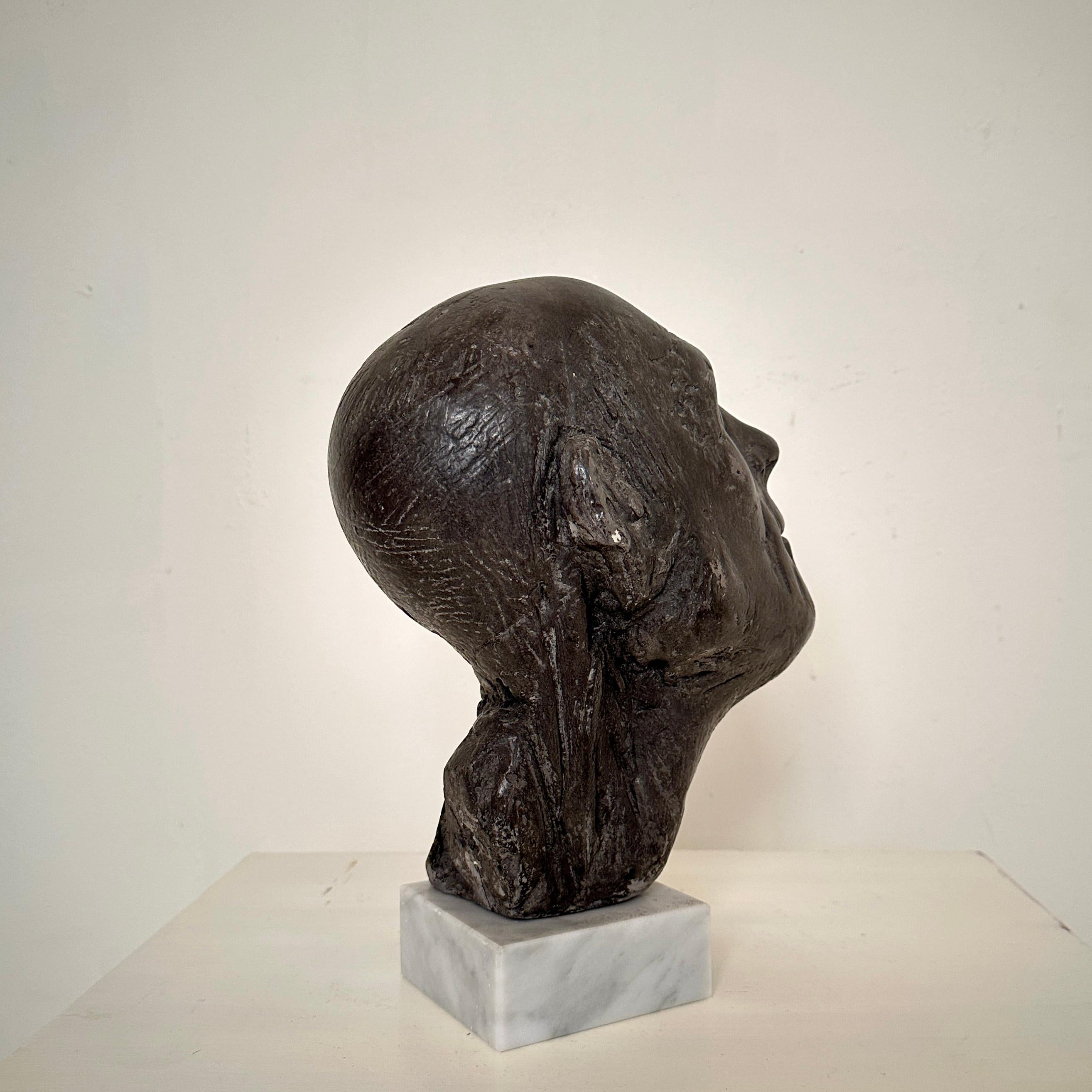 Buste en plâtre peint du milieu du siècle représentant un homme sur un buste en marbre, vers 1976 en vente 1