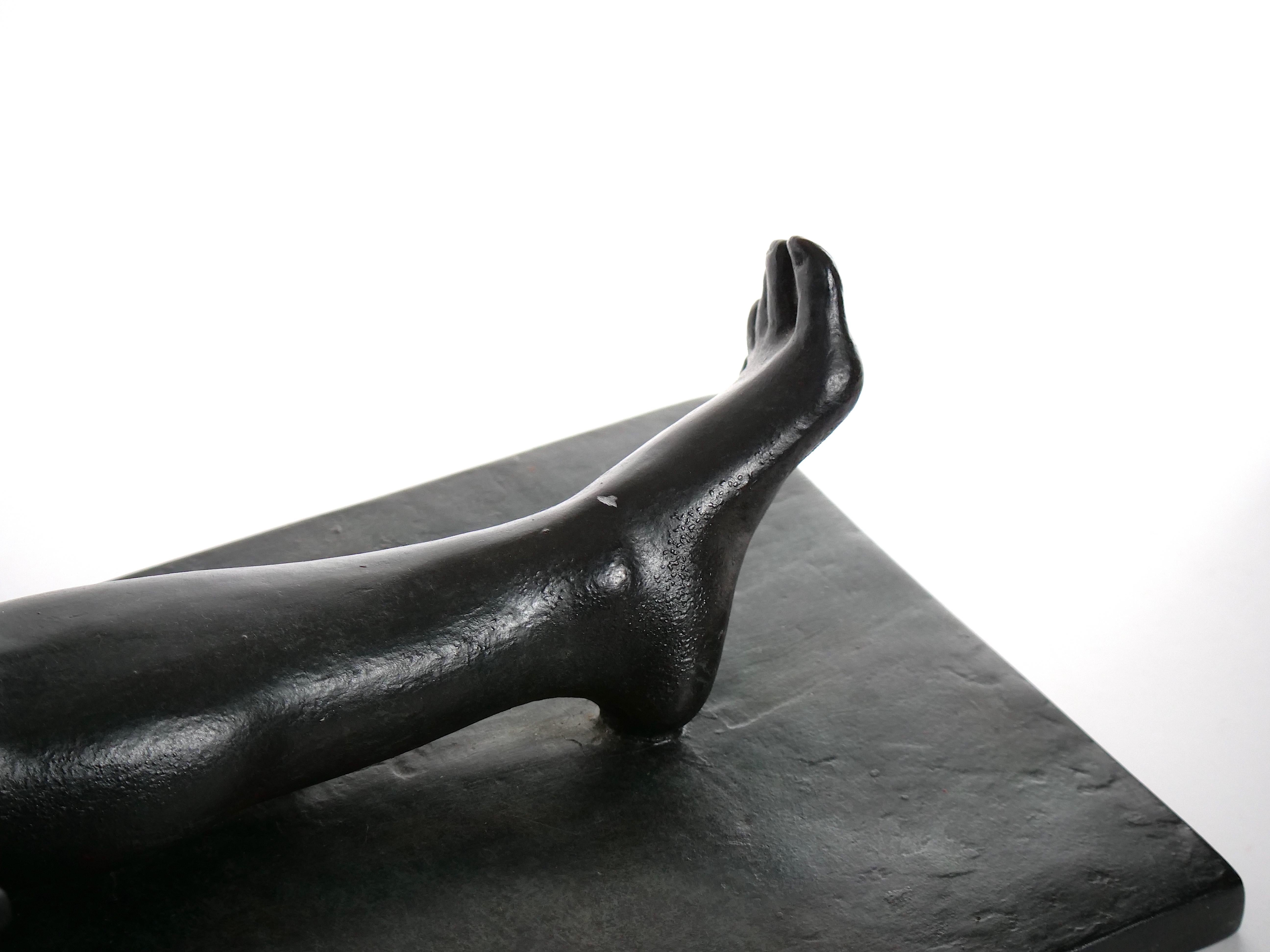 Mitte des Jahrhunderts bemalter Gips Figuraler Sitzender Akt Skulptur  im Angebot 4