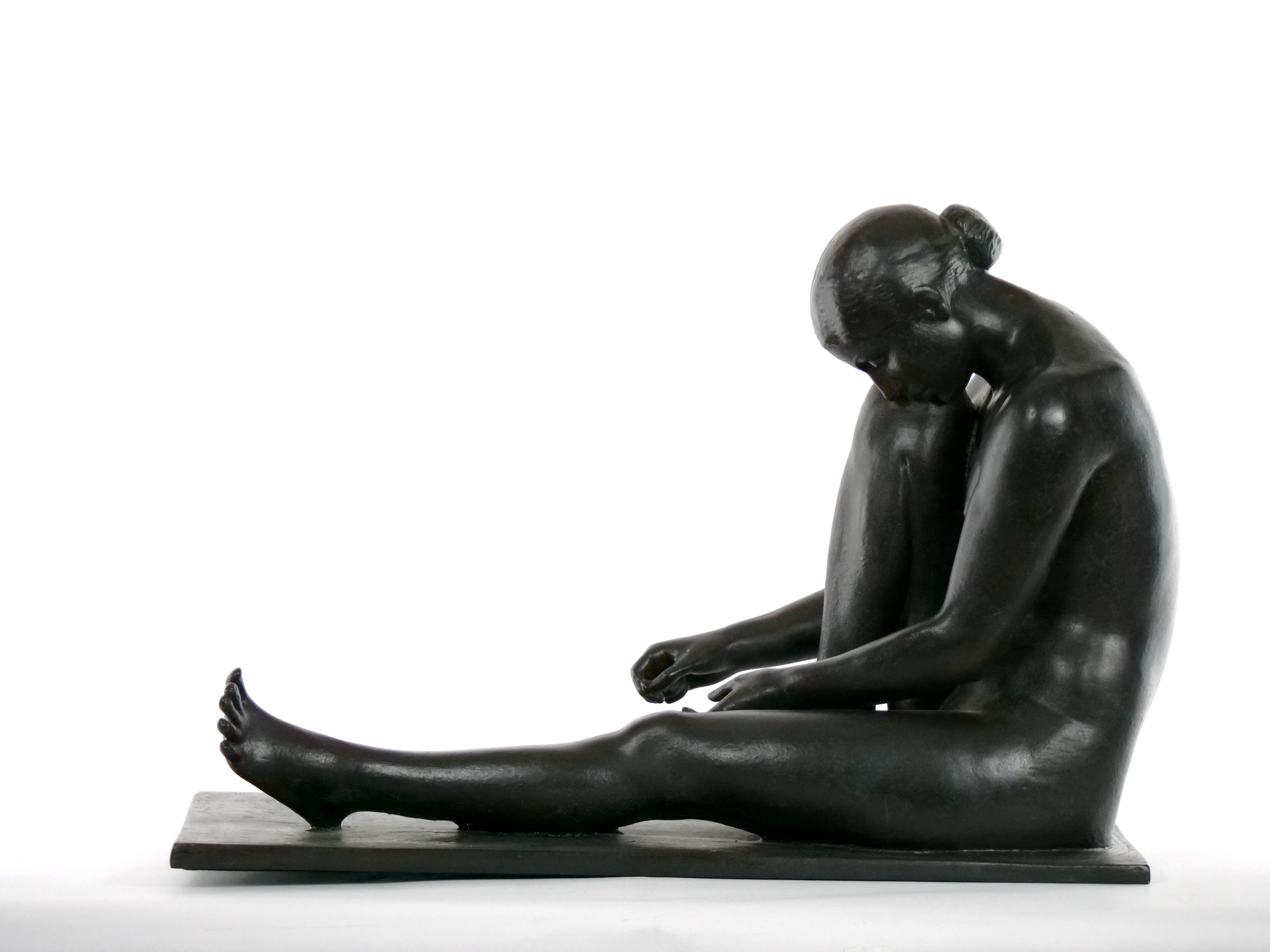 Mitte des Jahrhunderts bemalter Gips Figuraler Sitzender Akt Skulptur  (Arts and Crafts) im Angebot