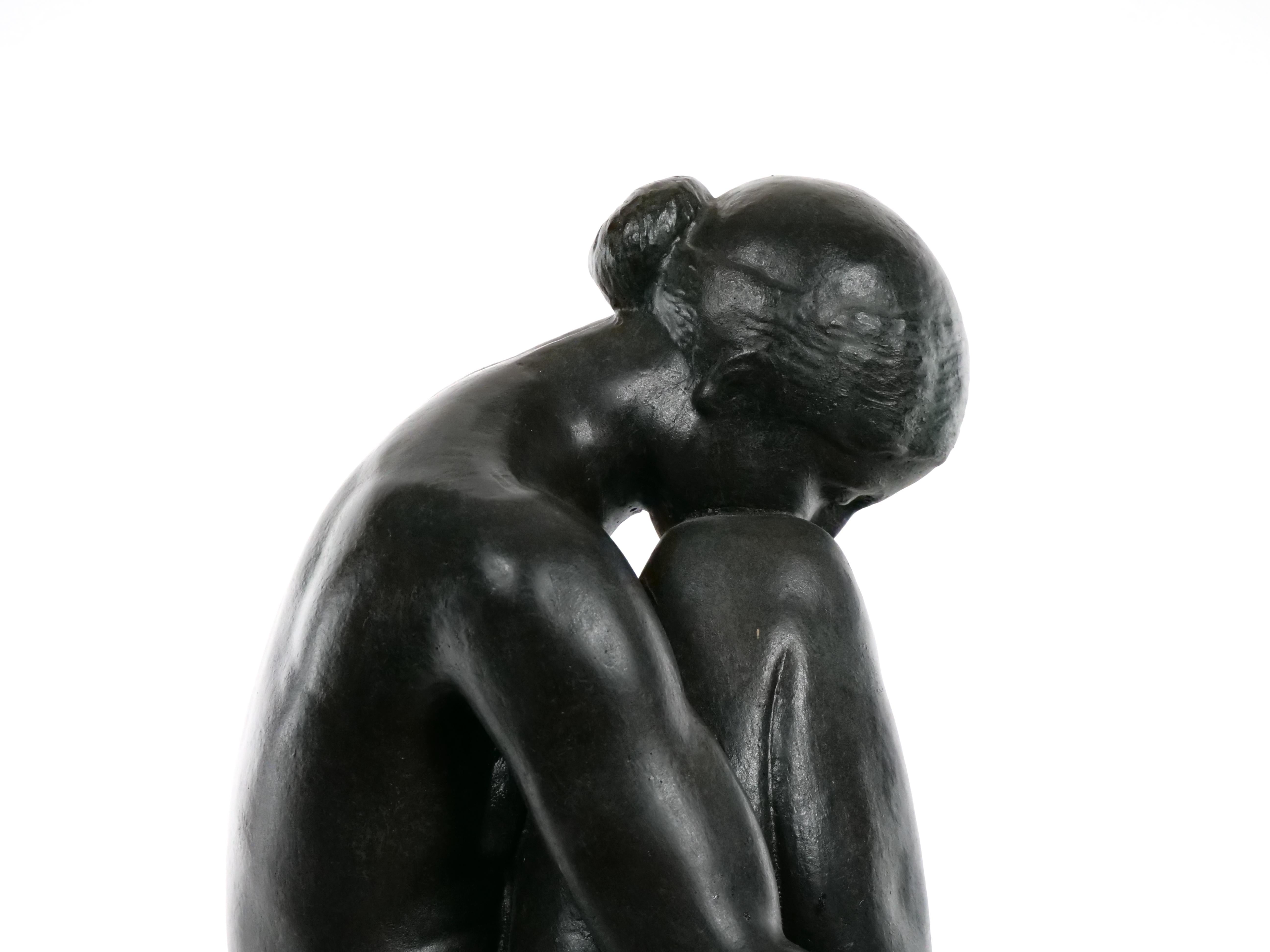 Mitte des Jahrhunderts bemalter Gips Figuraler Sitzender Akt Skulptur  im Angebot 1