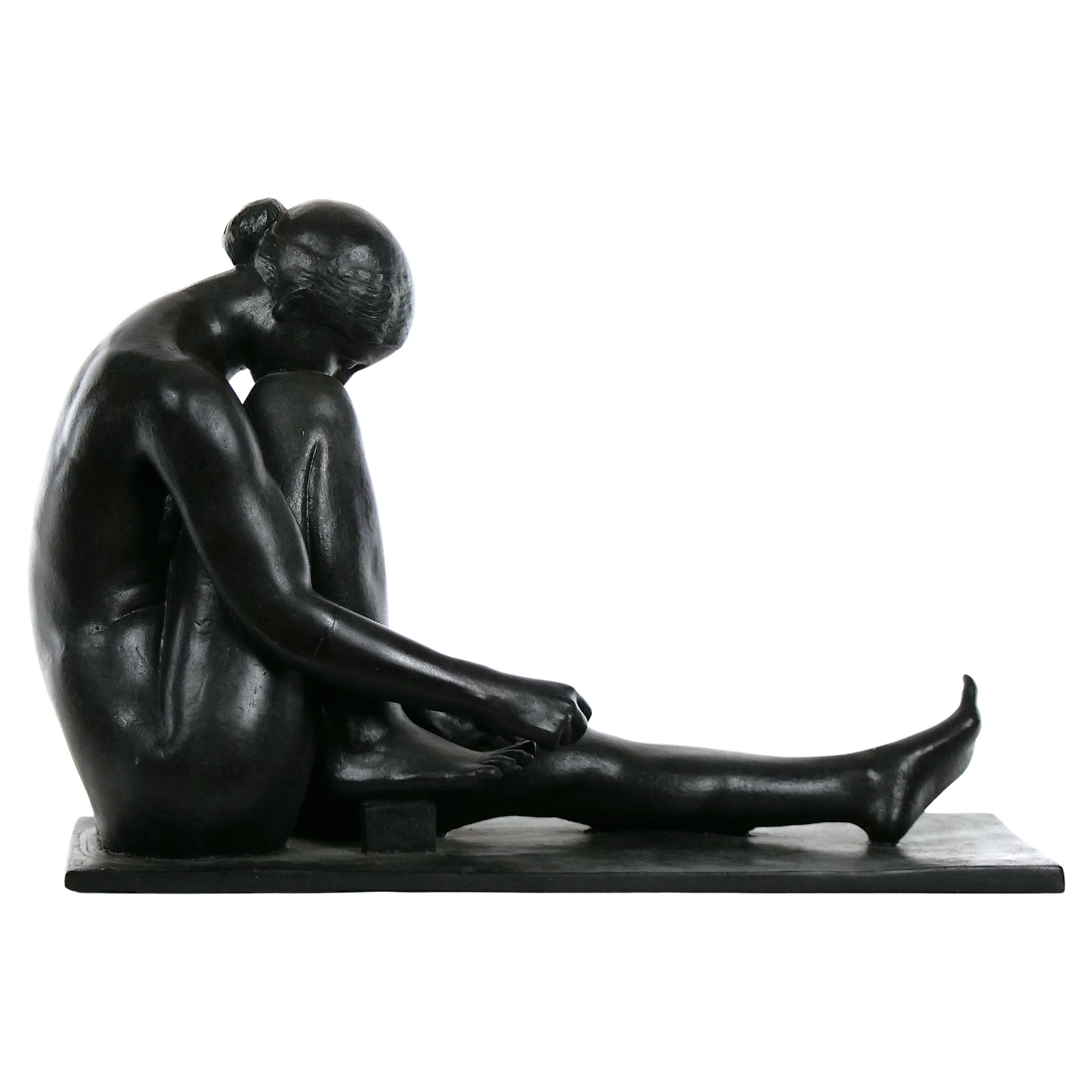 Sculpture en plâtre peint du milieu du siècle : Nu assis figuratif 