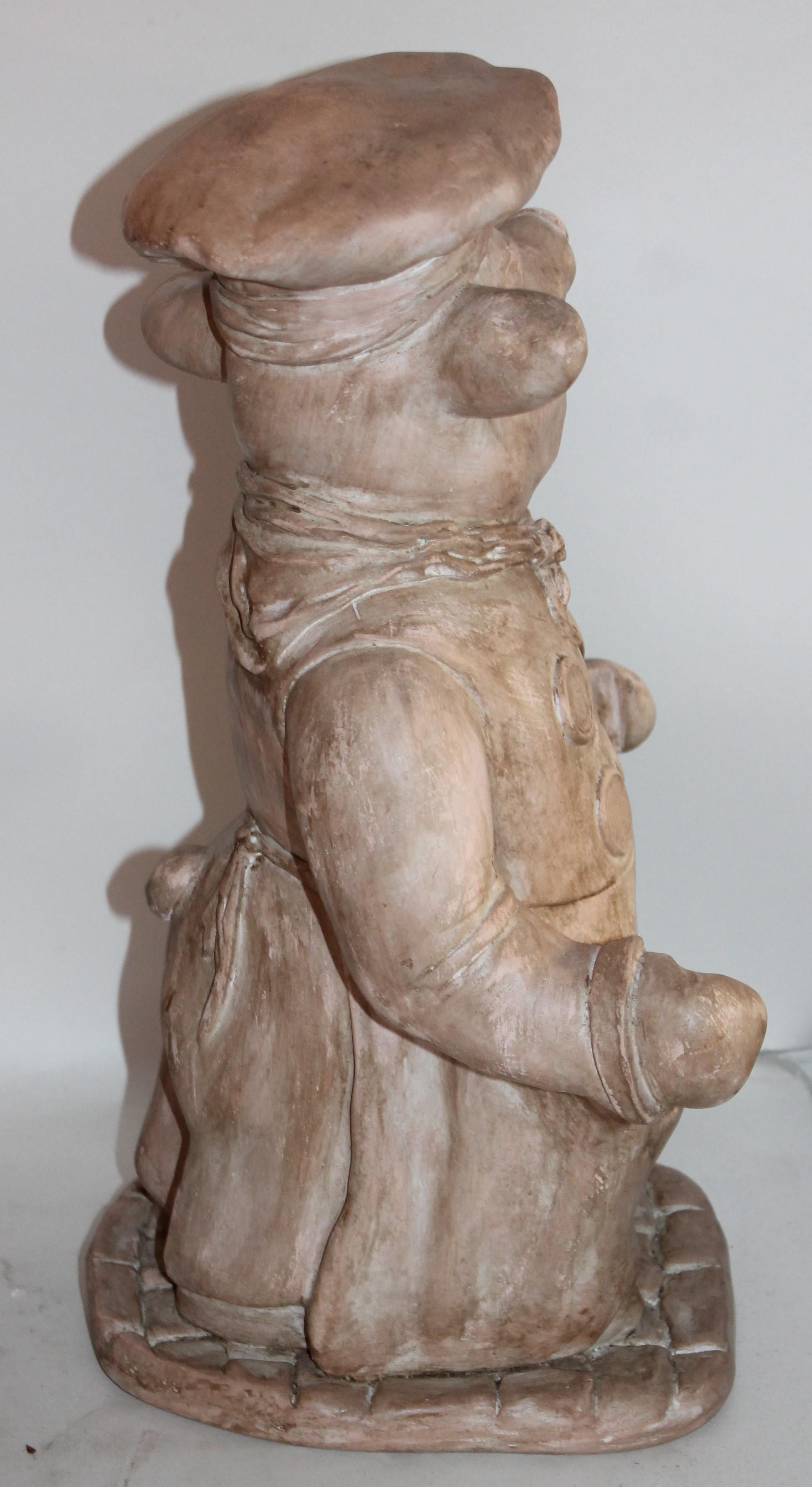 Panneau de porcelaine peint du milieu du siècle dernier représentant un portrait de porc tenant un cerf en vente 4